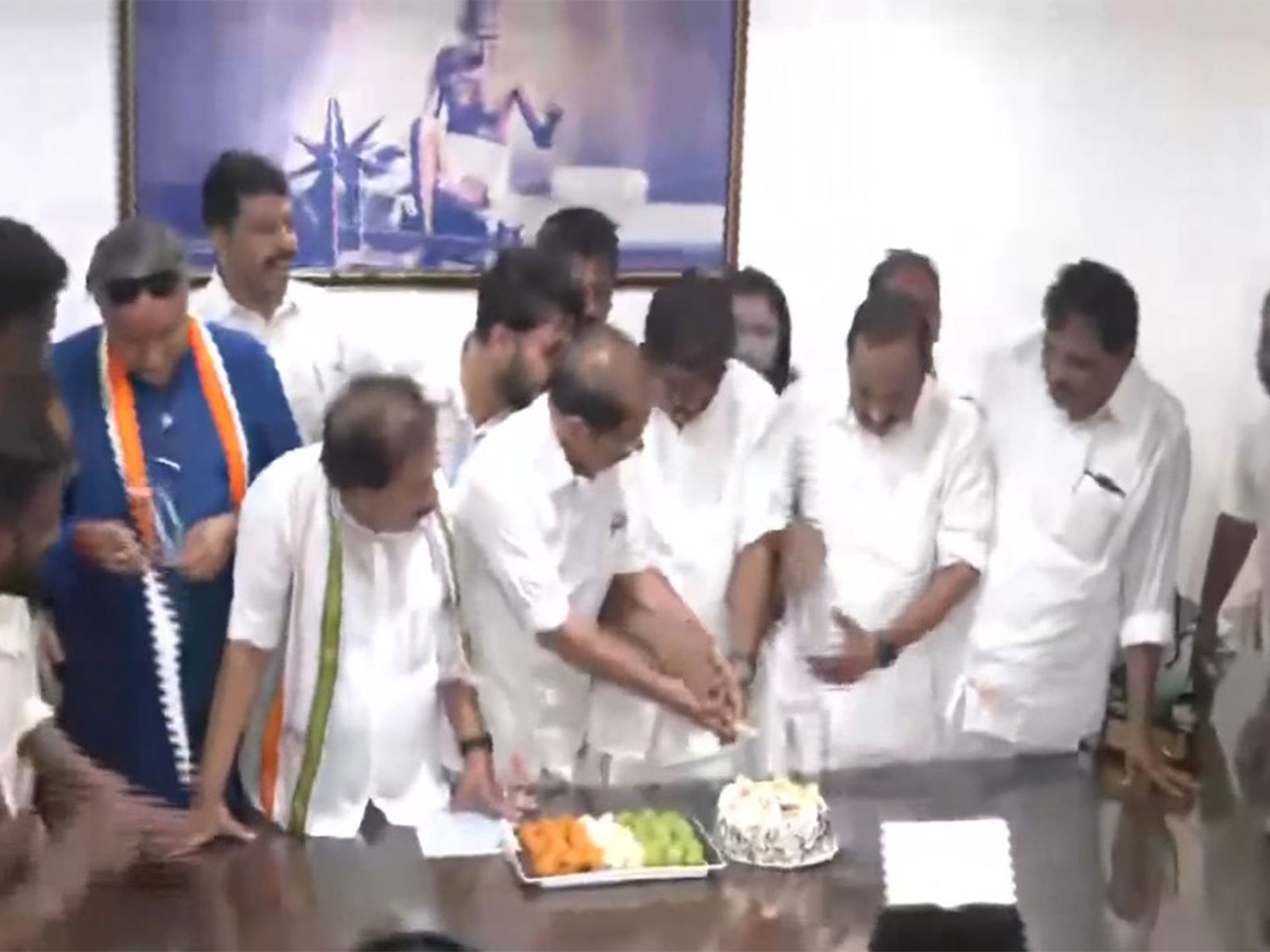 Kerala Congress leaders celebrate UDF lead in Thiruvanathapuram by cutting cake (Photo/ANI)