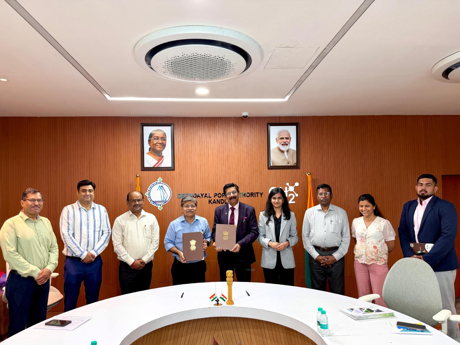 DPA Kandla signs MoU with GH2 Solar (Photo/X/@Deendayal_Port))