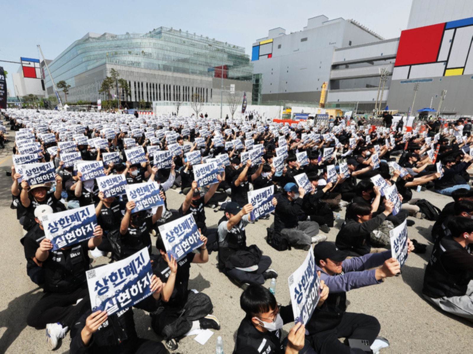 Union members chant slogans during a rally by Samsung Electronics' joint labor coalition in front of the company's Pyeongtaek campus in Gyeonggi Province in April. (Yonhap) (Photo/The Korea Herald)