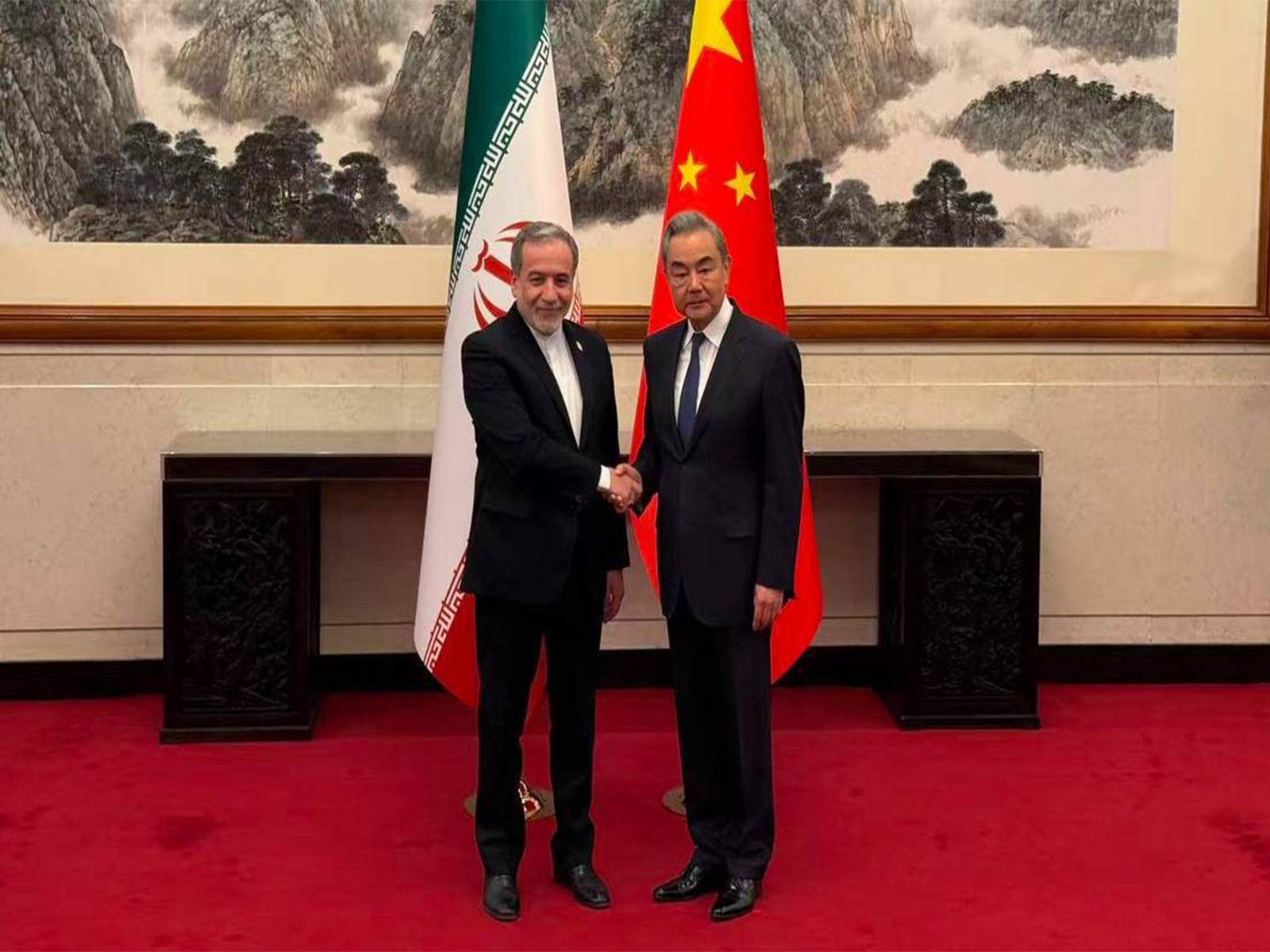Chinese Foreign Minister Wang Yi (right) with his Iranian counterpart, Abbas Araghchi. (Image source: Iranian state media)