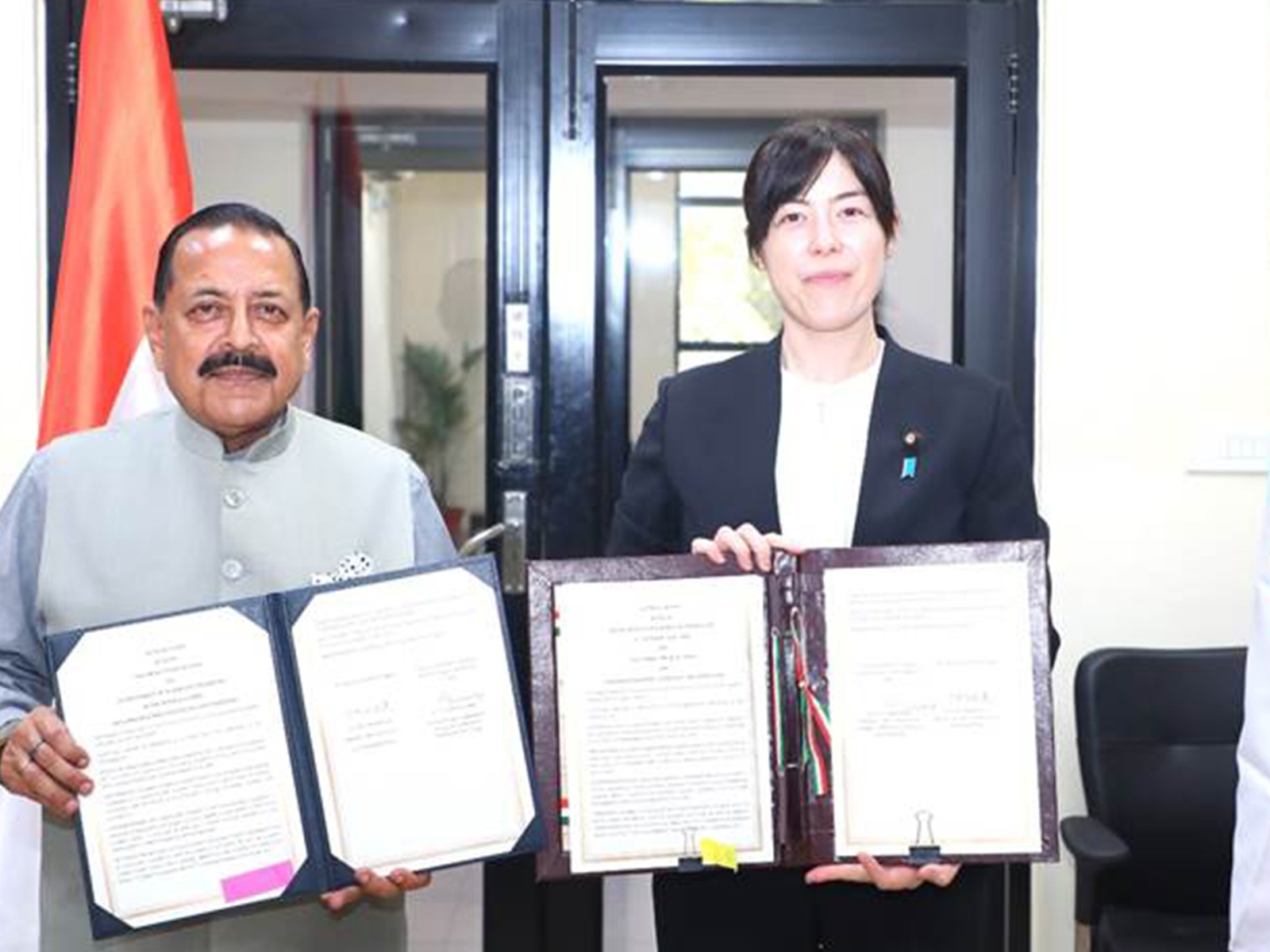 Union Minister Dr Jitendra Singh and Japan’s Minister for Science and Technology Policy ONODA Kimi exchange documents after signing cooperation agreements in quantum science and health research (Photo/PIB)