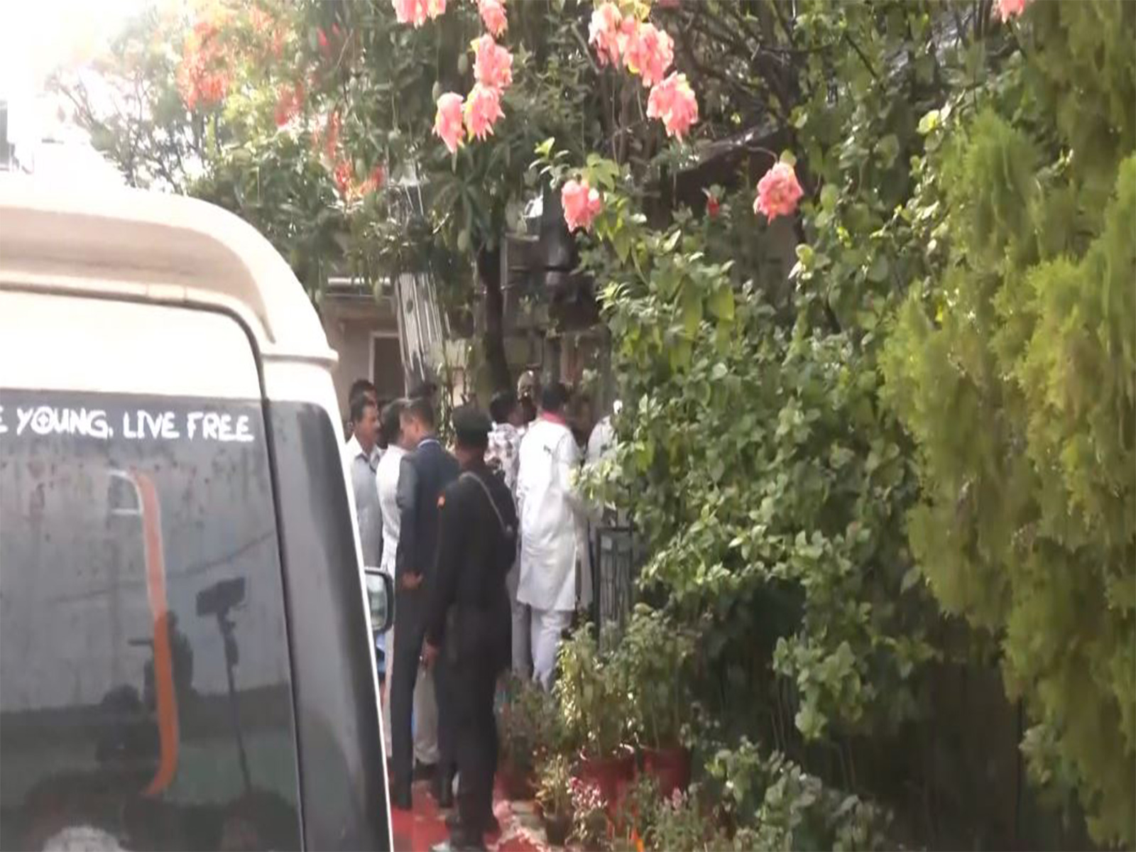 Samajwadi Party chief Akhilesh Yadav arrives at TMC chief Mamata Banerjee's residence (Photo/ANI)