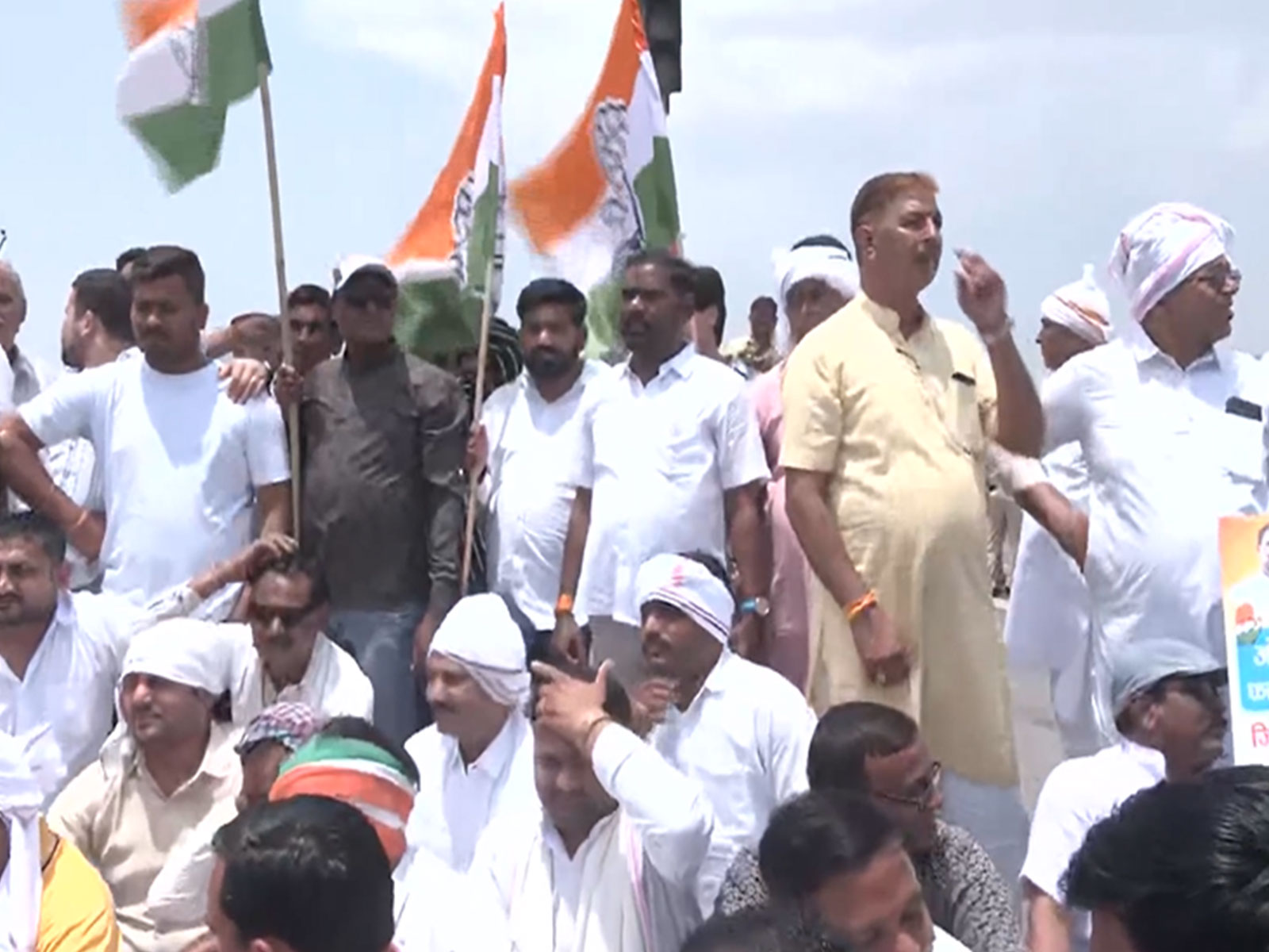 Congress workers protesting in Gwalior district (Photo/ANI)