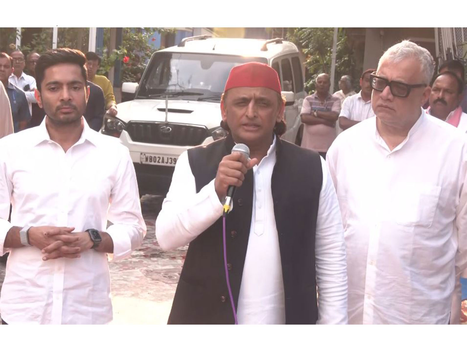 Samajwadi Party chief Akhilesh Yadav with TMC General Secretrary Abhishek Banerjee (Photo/ANI)