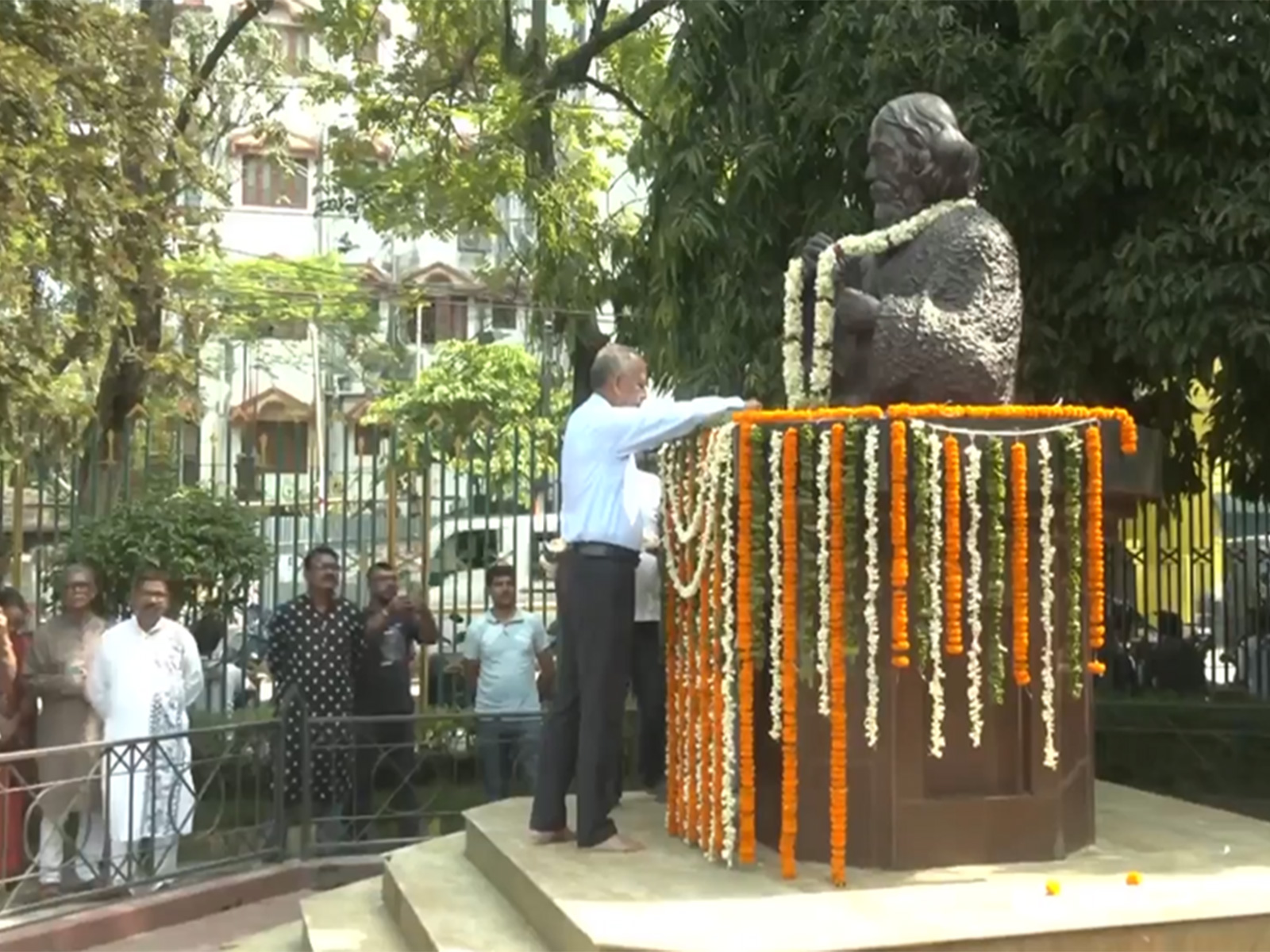 Siliguri Mayor Gautam Deb paid tribute to Nobel laureate Rabindranath Tagore on his birth anniversary