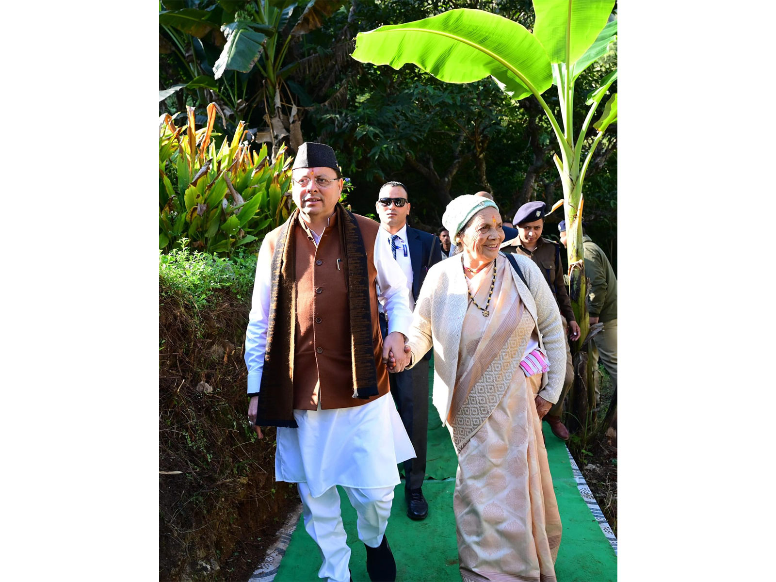 Uttarakhand CM Pushkar Singh Dhami with mother, Bishna Devi (Photo/X@pushkardhami)