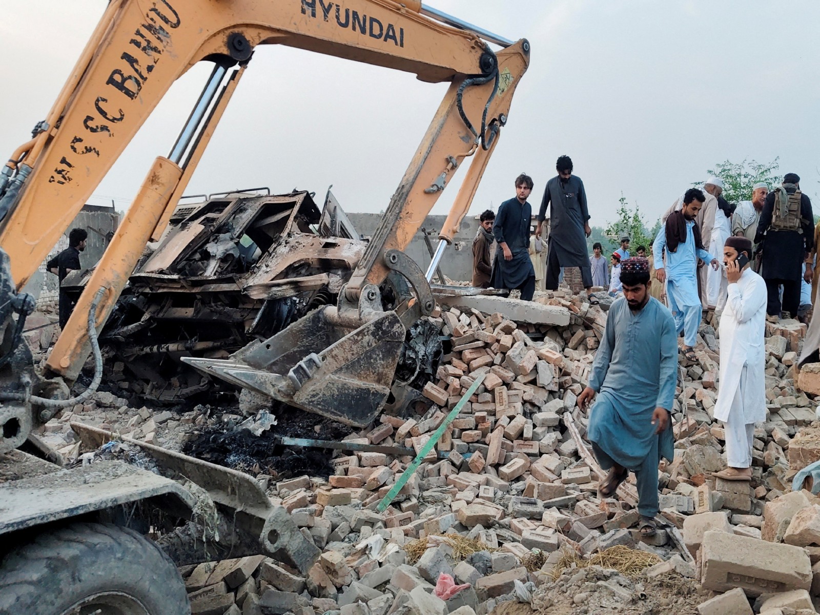 Residents gather on the rubble of a damaged police post after a car bombing in Bannu, Khyber Pakhtunkhwa province, Pakistan (Photo/Reuters) Residents gather on the rubble of a damaged police post after a car bombing in Bannu, Khyber Pakhtunkhwa province, Pakistan (Photo/Reuters)