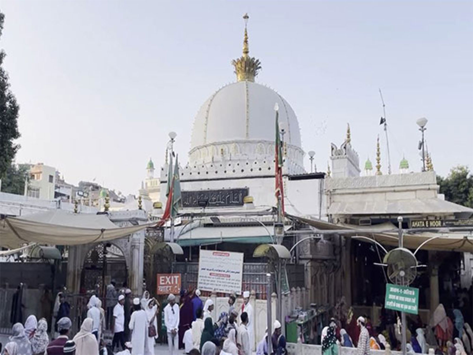 Rajasthan: Panic at Ajmer Dargah after youth jumps into giant&hellip;
