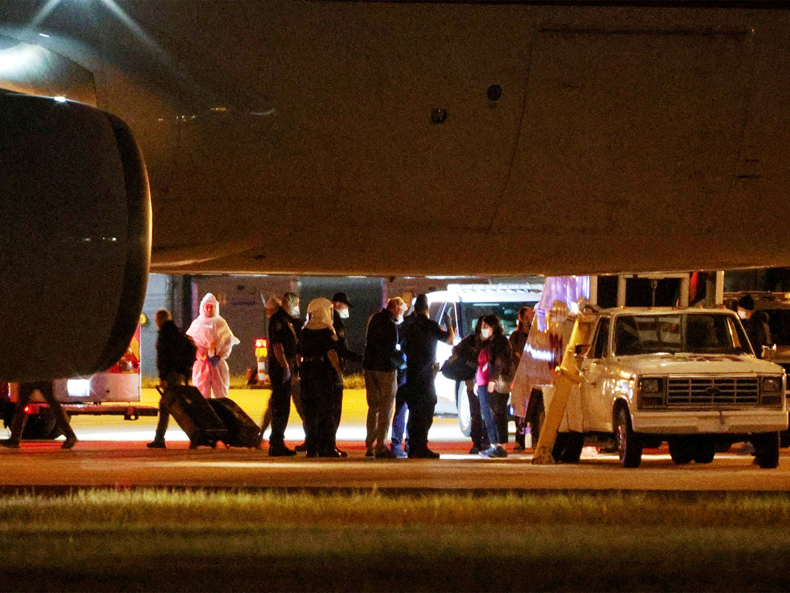 Personnel from various agencies assist in the disembarkation of passengers evacuated from the cruise ship MV Hondius, which was affected by a hantavirus outbreak, and arrived on a chartered aircraft at Eppley Airfield in Omaha, Nebraska (Photo/Reuters)