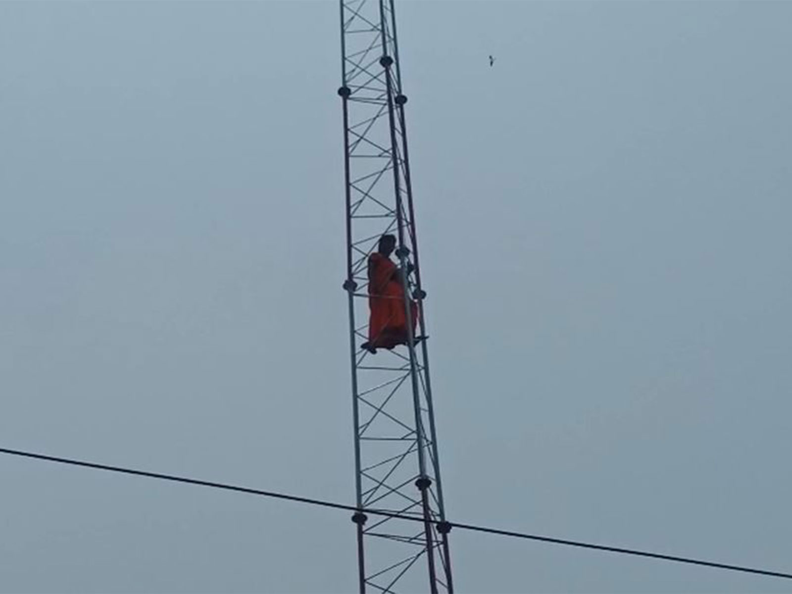 Wife climbs a tower demanding the release of husband from jail in Kanpur, UP (Photo/ANI)