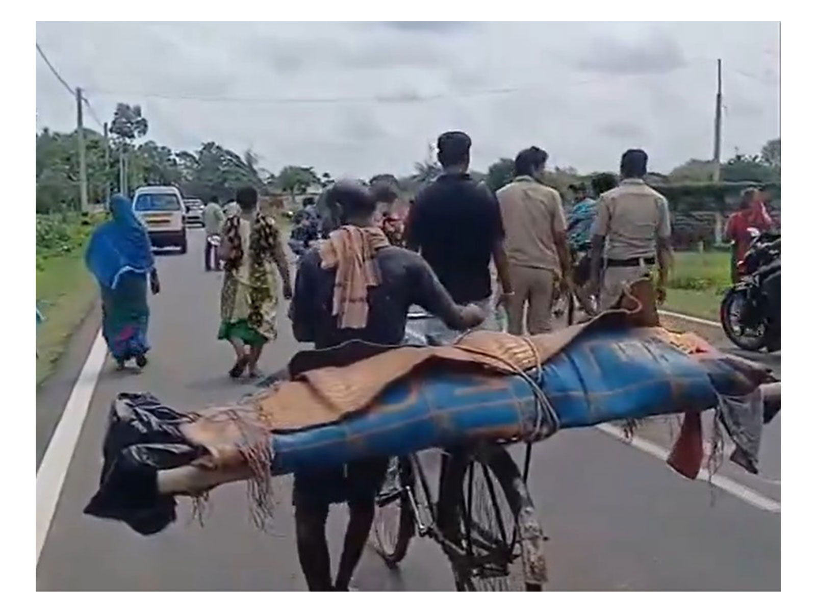Body of deceased being carried on bicycle (Photo/ANI)