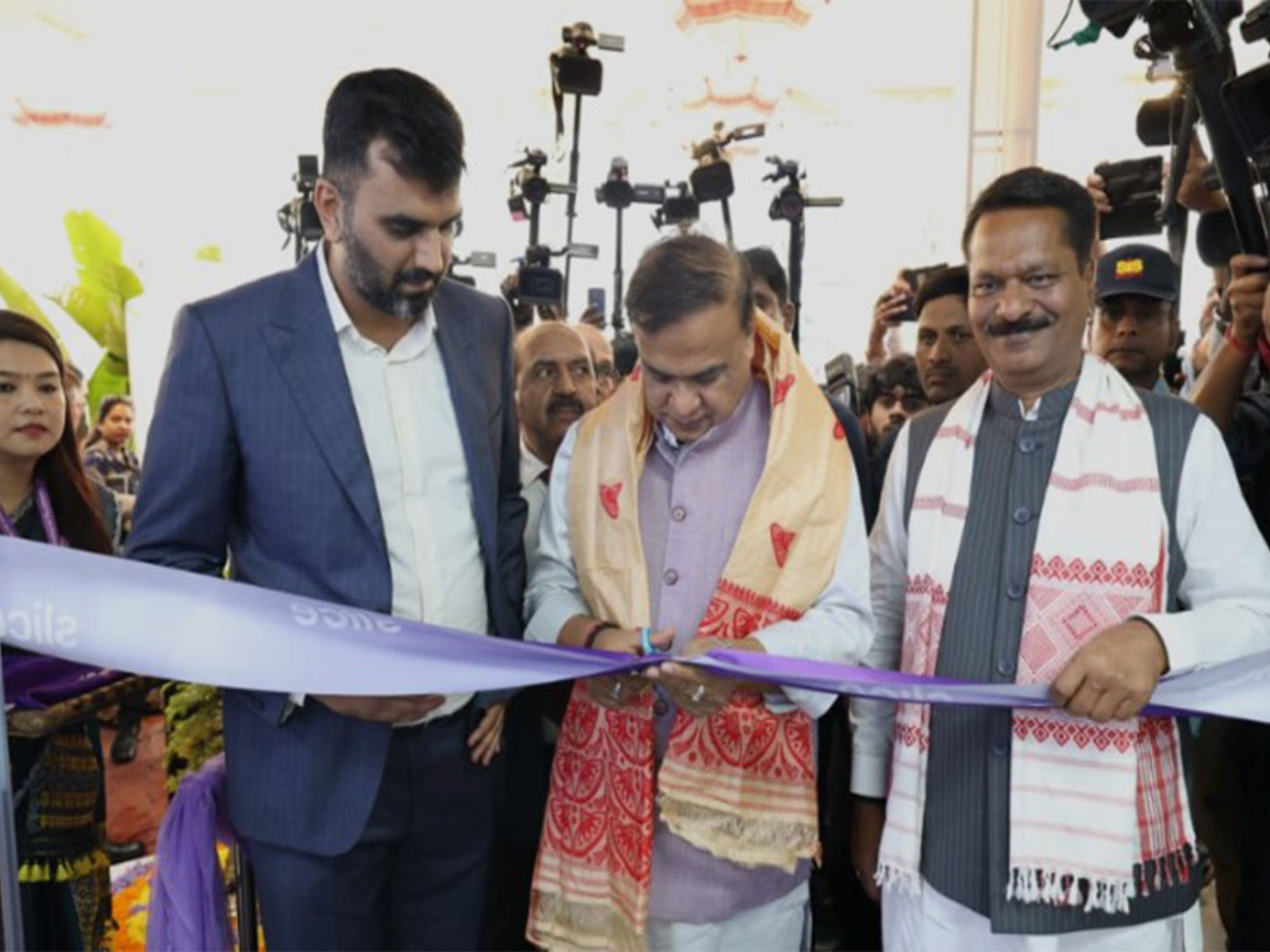 Assam CM Himanta Biswa Sarma inaugurates branch of Slice Small Finance Bank (Photo/Assam CMO)
