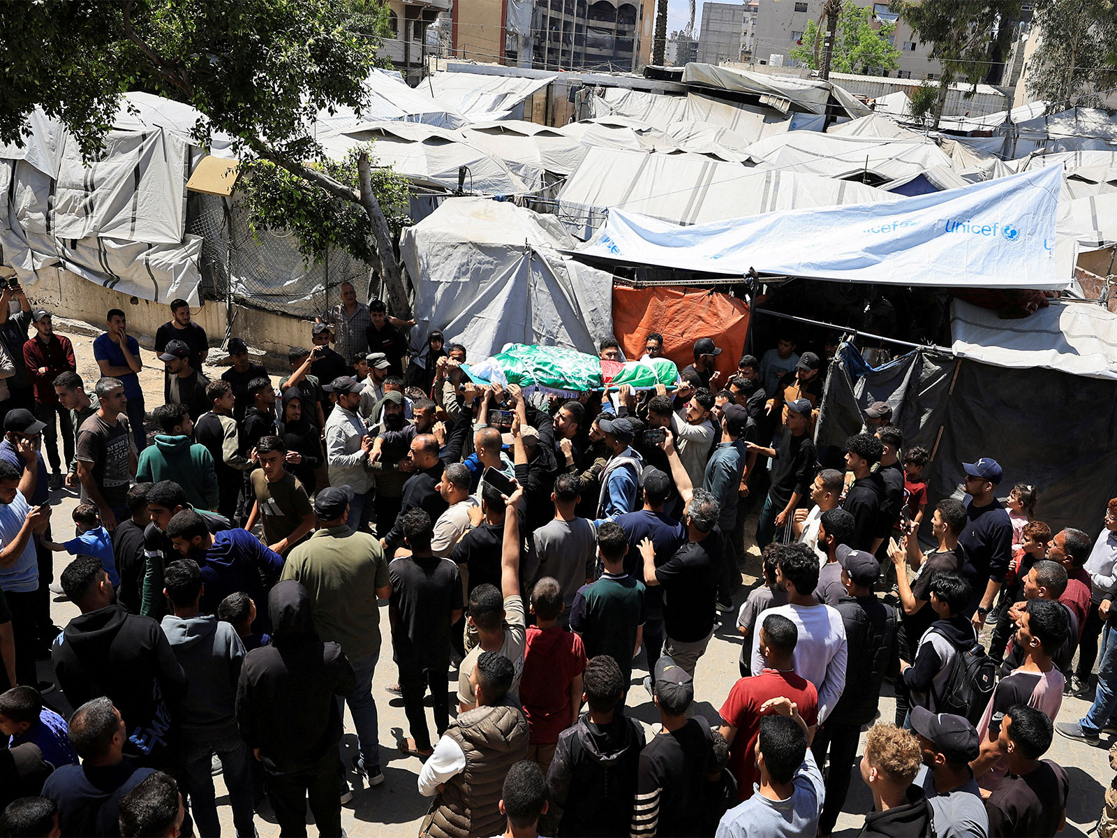 People carry a body identified by mourners as Hamas' military wing commander Izz al-Din al-Haddad, who was killed in an Israeli strike on Friday, during a funeral, in Gaza City (Photo/Reuters)