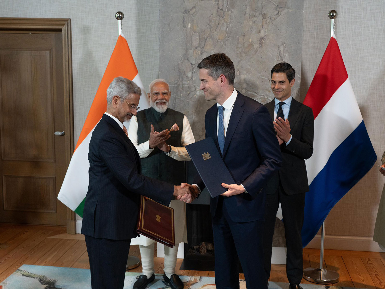 External Affairs Minister S Jaishankar with Dutch Foreign Minister Tom Berendsen (Photo/X@ministerBZ)
