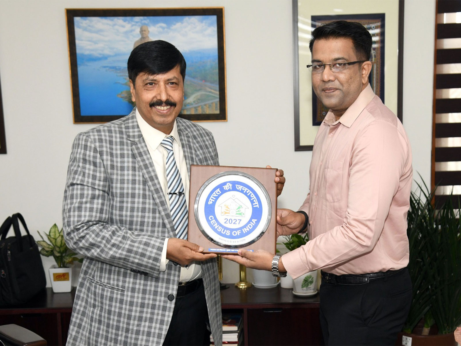Gujarat Chief Secretary MK Das participates in the self-enumeration campaign (Photo/Gujarat CMO)