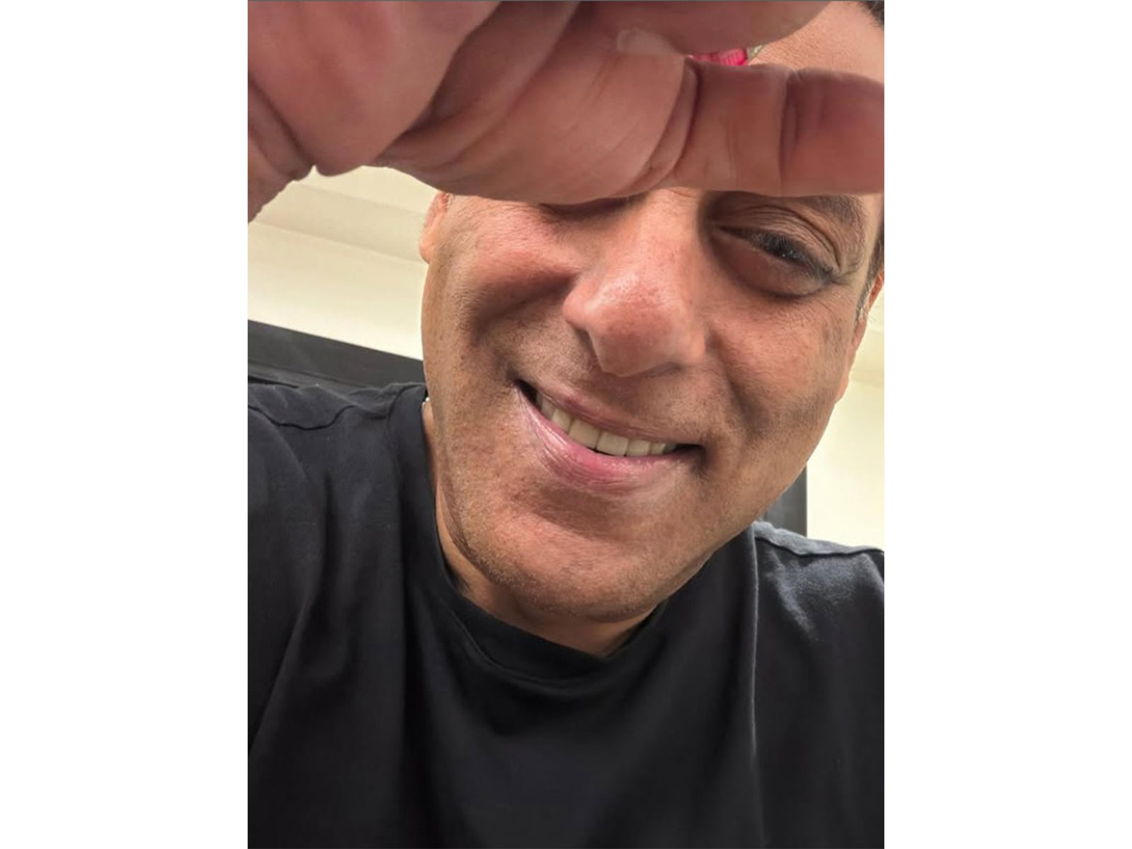 Salman Khan fumes at paps for filming him at hospital, says “ladna nahiin bhoola yaad rakhna”
