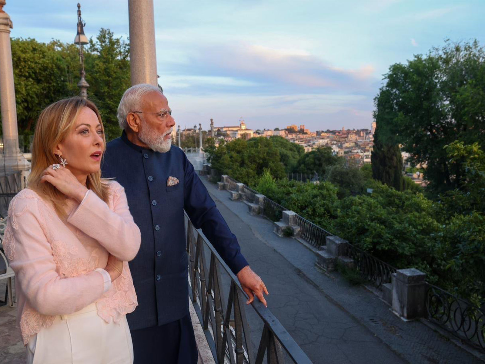 PM Modi with Italian PM Giorgia Meloni at the Colosseum (Photo/DD News)