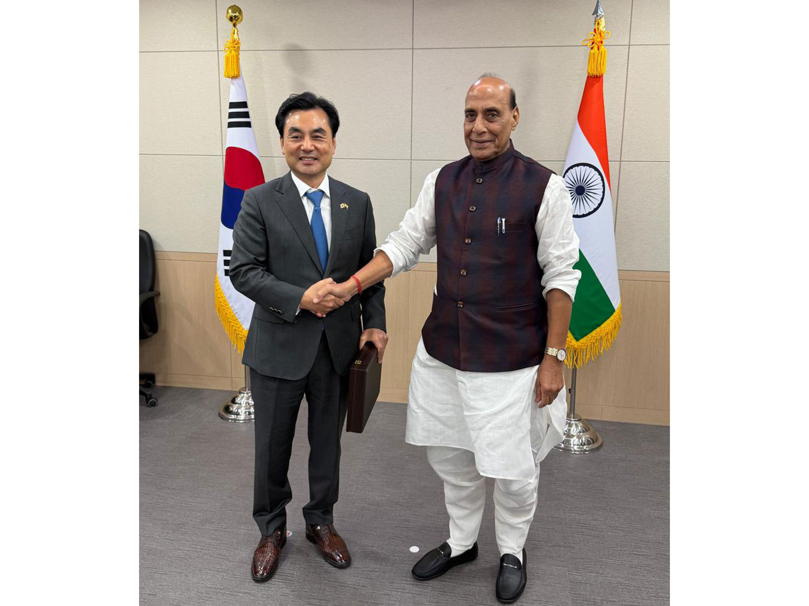 Defence Minister Rajnath Singh with  South Korean counterpart, Ahn Gyu-back (Photo/X@rajnathsingh) 