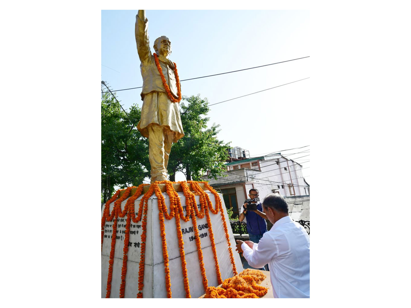 Himachal CM Sukhvinder Singh Sukhu pays tributes to Rajiv Gandhi on his death anniversary (Photo/ANI)