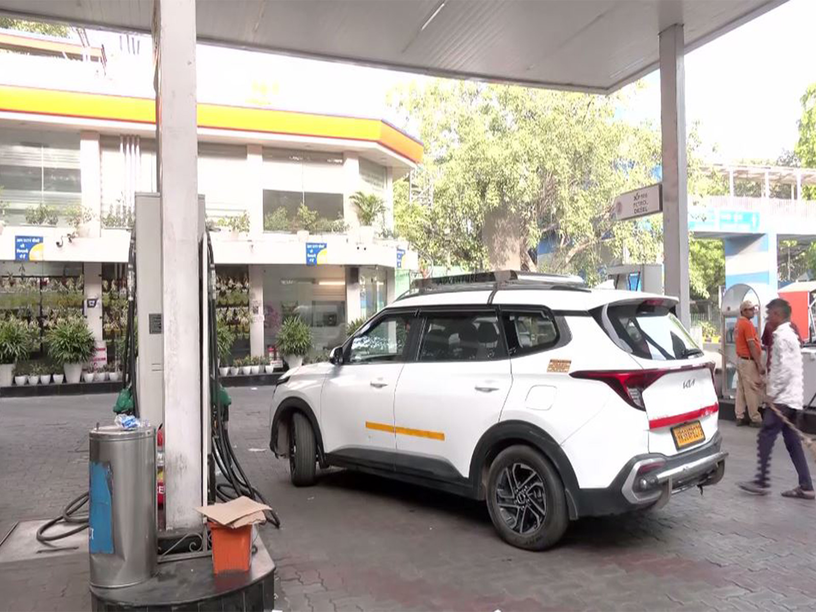Visual from Moti Bagh Petrol Pump in Delhi (Photo/ANI)