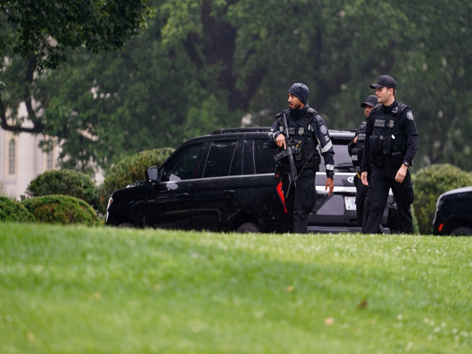 Secret Service officer at the scene (Photo/Reuters)