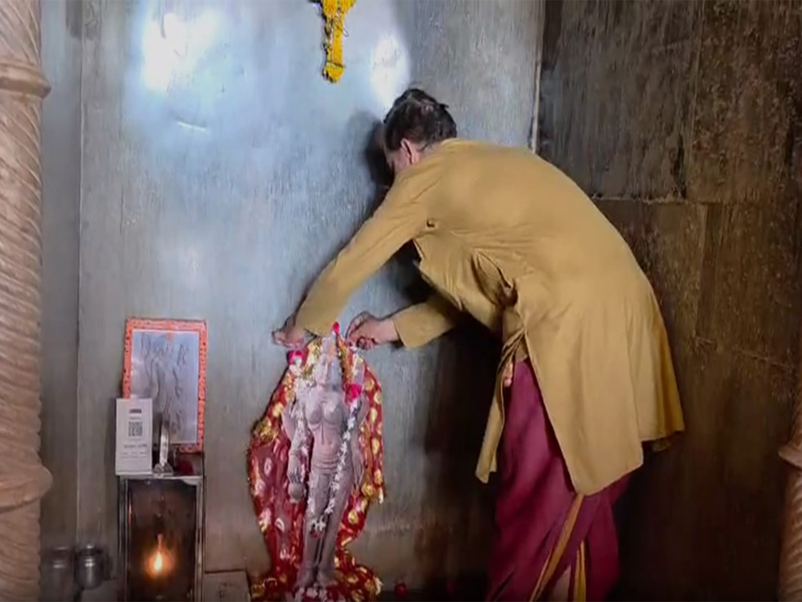 Devotees offer prayers at Bhojshala Complex (Photo/ANI) Devotees offer prayers at Bhojshala Complex (Photo/ANI)