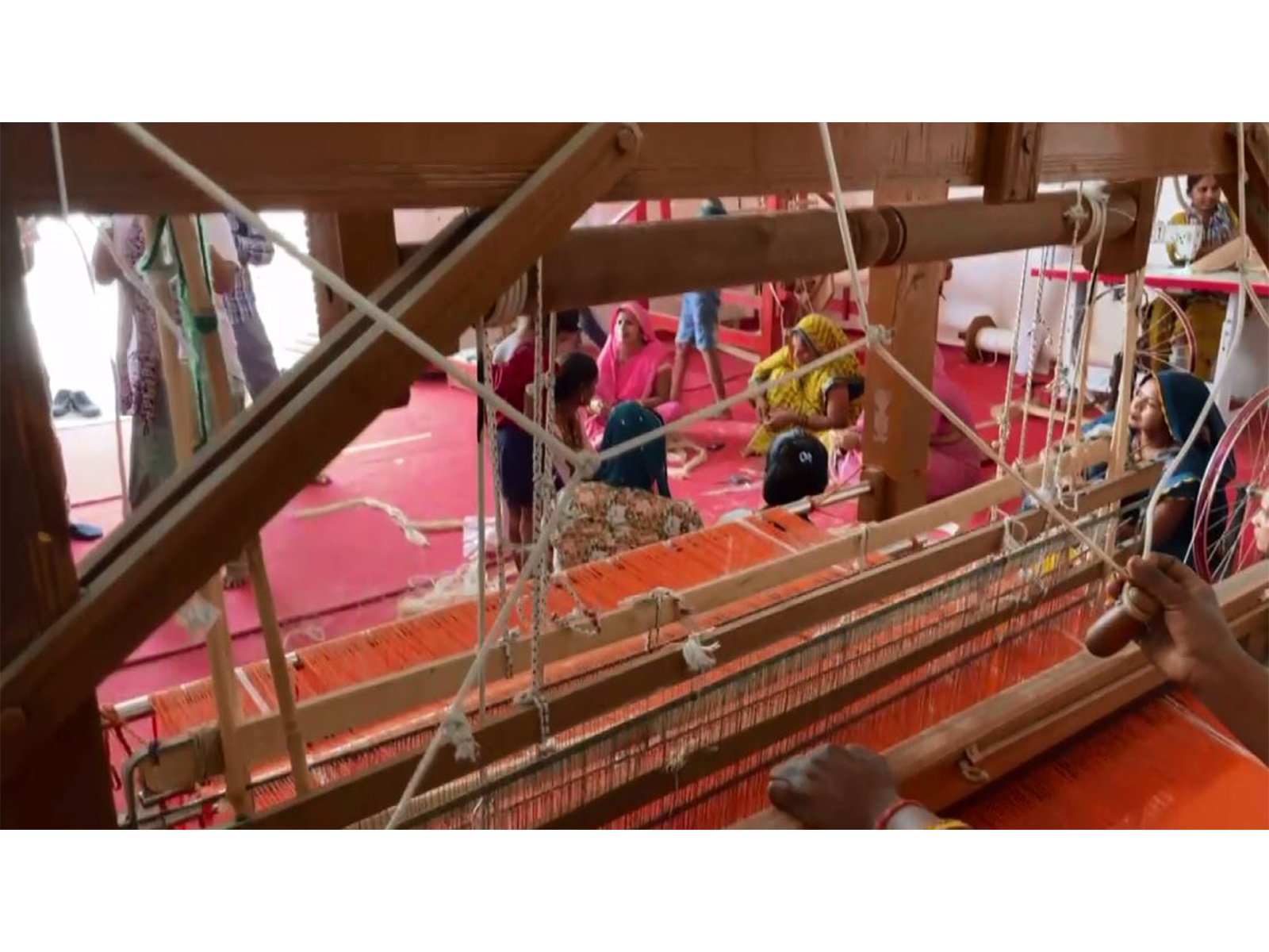 Ayodhya women crafts hats, cotton towel, etc. from banana fibre (Photo/ANI)