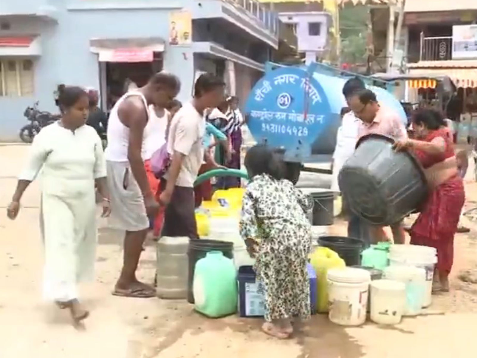 Ranchi residents deal acute water crisis (Photo/ANI)