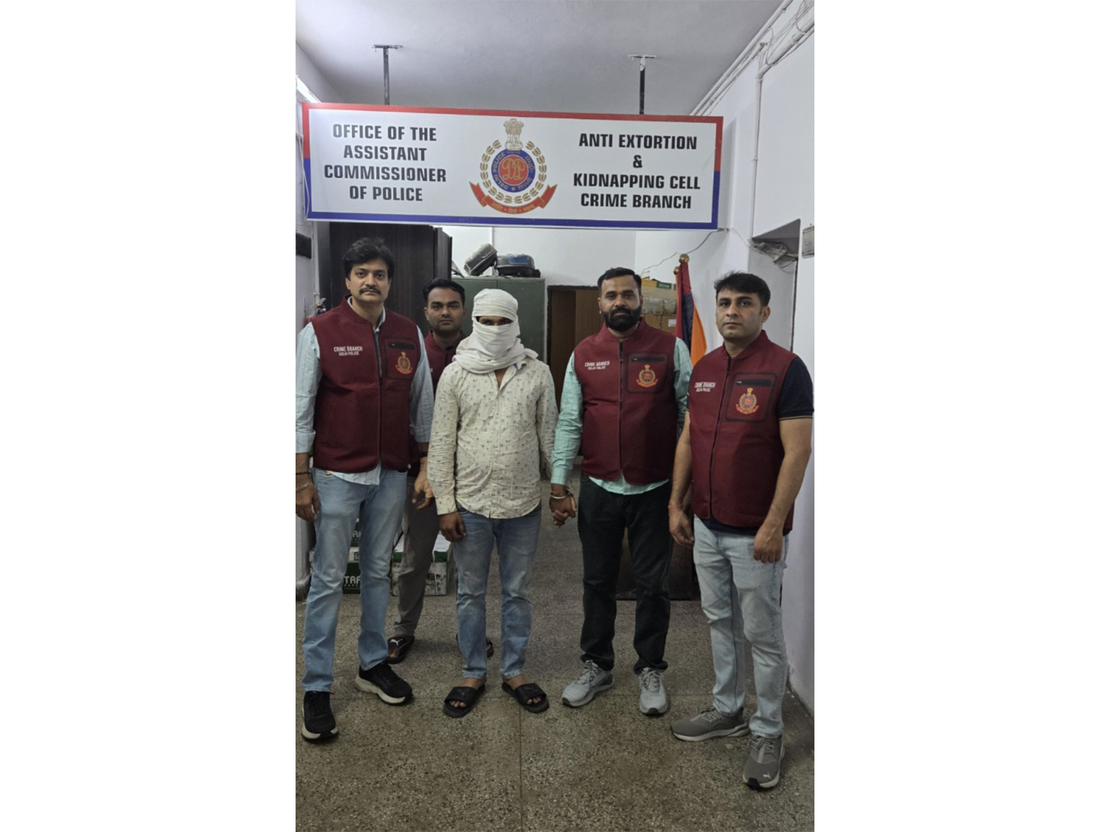 Crime branch officials with the arrested accused (Photo: Delhi Police) Crime branch officials with the arrested accused (Photo: Delhi Police)