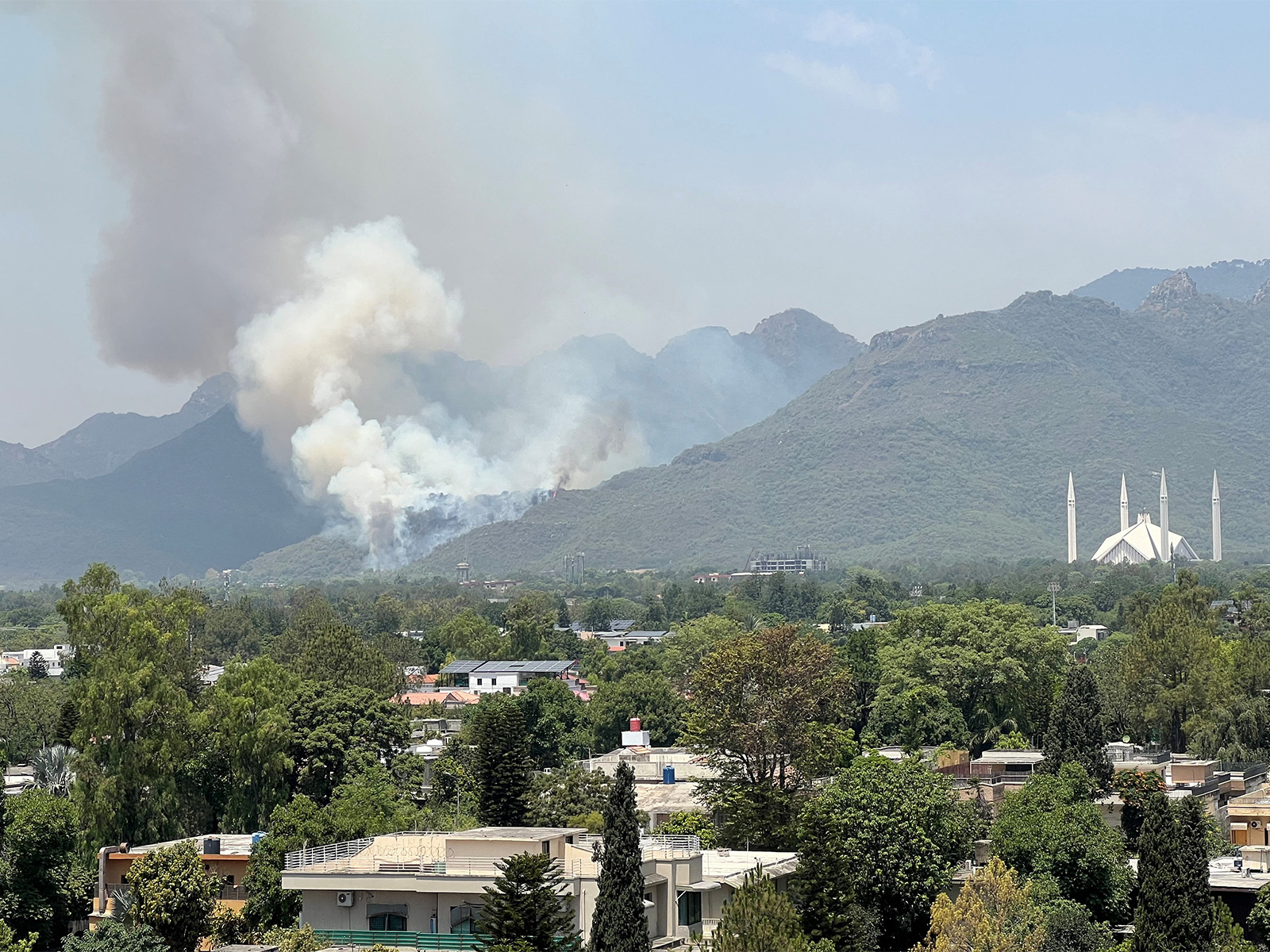 Smoke billows from a wildfire at Islamabad's Margalla Hills behind the Faisal Mosque. (Photo/Reuters) Smoke billows from a wildfire at Islamabad's Margalla Hills behind the Faisal Mosque. (Photo/Reuters)