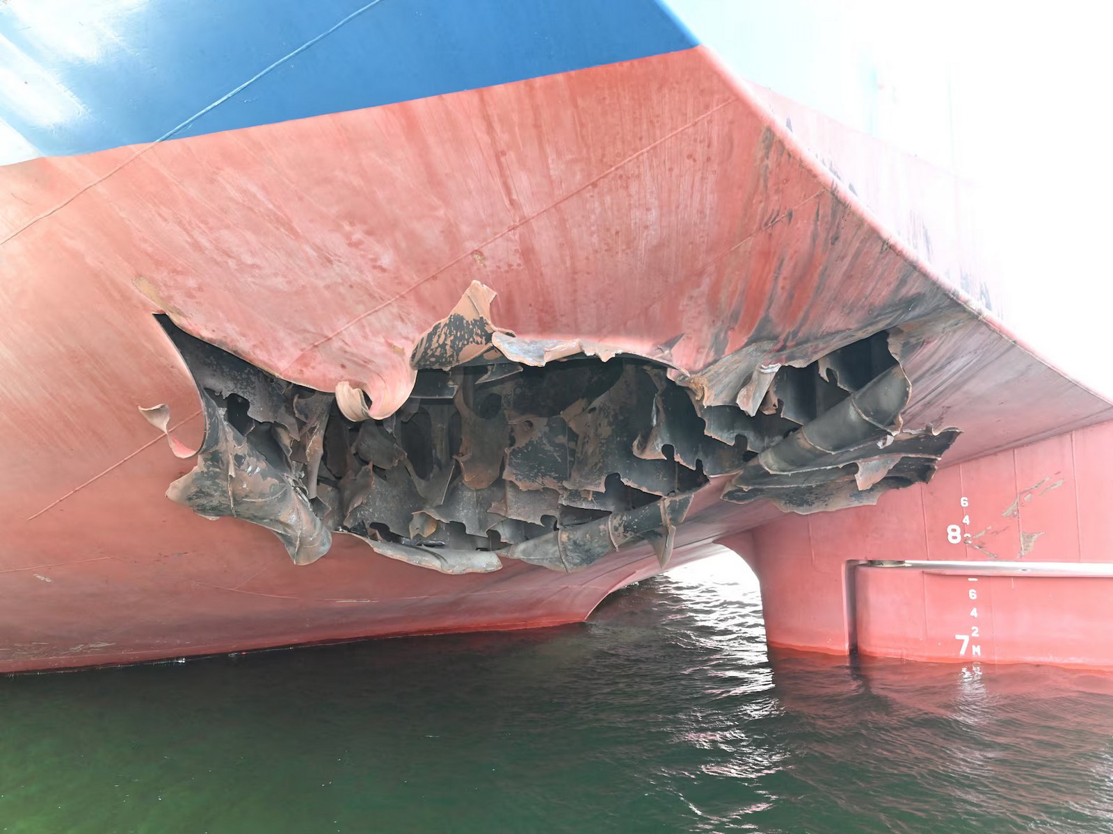 Damaged stern of the HMM-operated bulk carrier HMM Namu after it was struck by two unidentified objects while stranded in the Strait of Hormuz on May 4. (Photo/Reuters) Damaged stern of the HMM-operated bulk carrier HMM Namu after it was struck by two unidentified objects while stranded in the Strait of Hormuz on May 4. (Photo/Reuters)