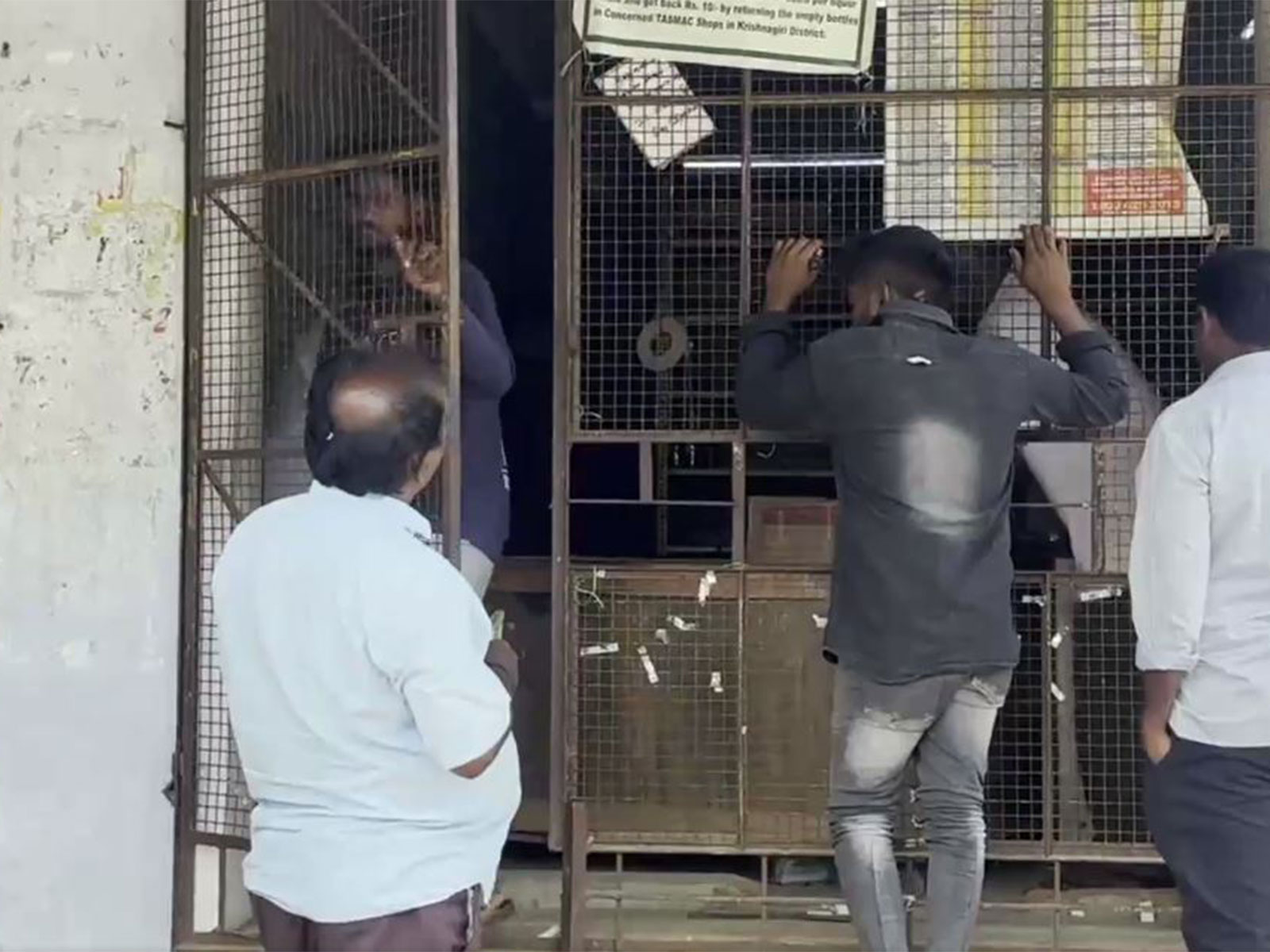 Tamil Nadu: TASMAC shops reopen in Krishnagiri district after three days (Photo/ANI) Tamil Nadu: TASMAC shops reopen in Krishnagiri district after three days (Photo/ANI)