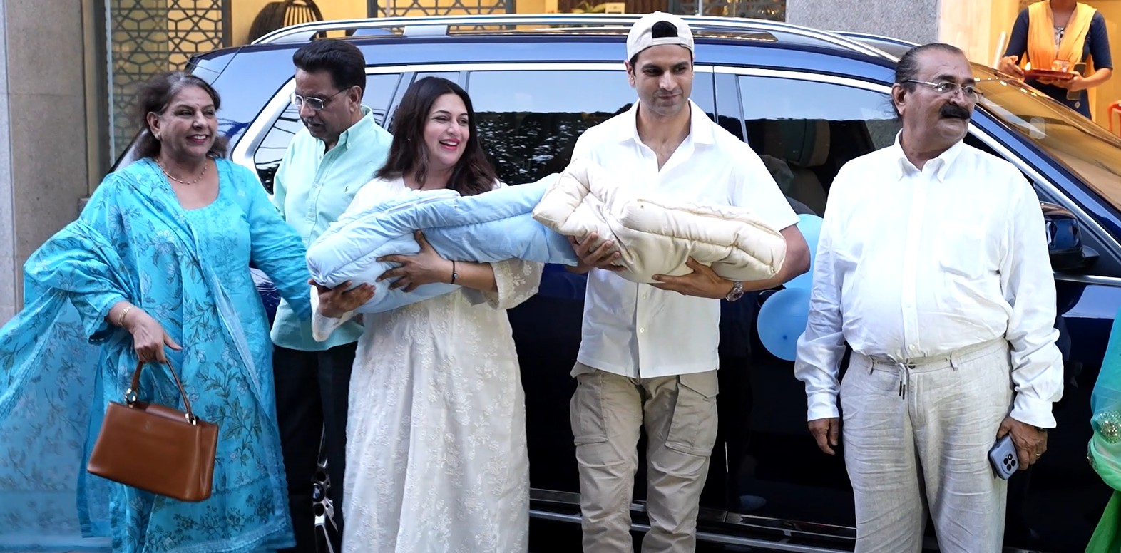 Divyanka Tripathi, Vivek Dahiya make first appearance with their newborn twins