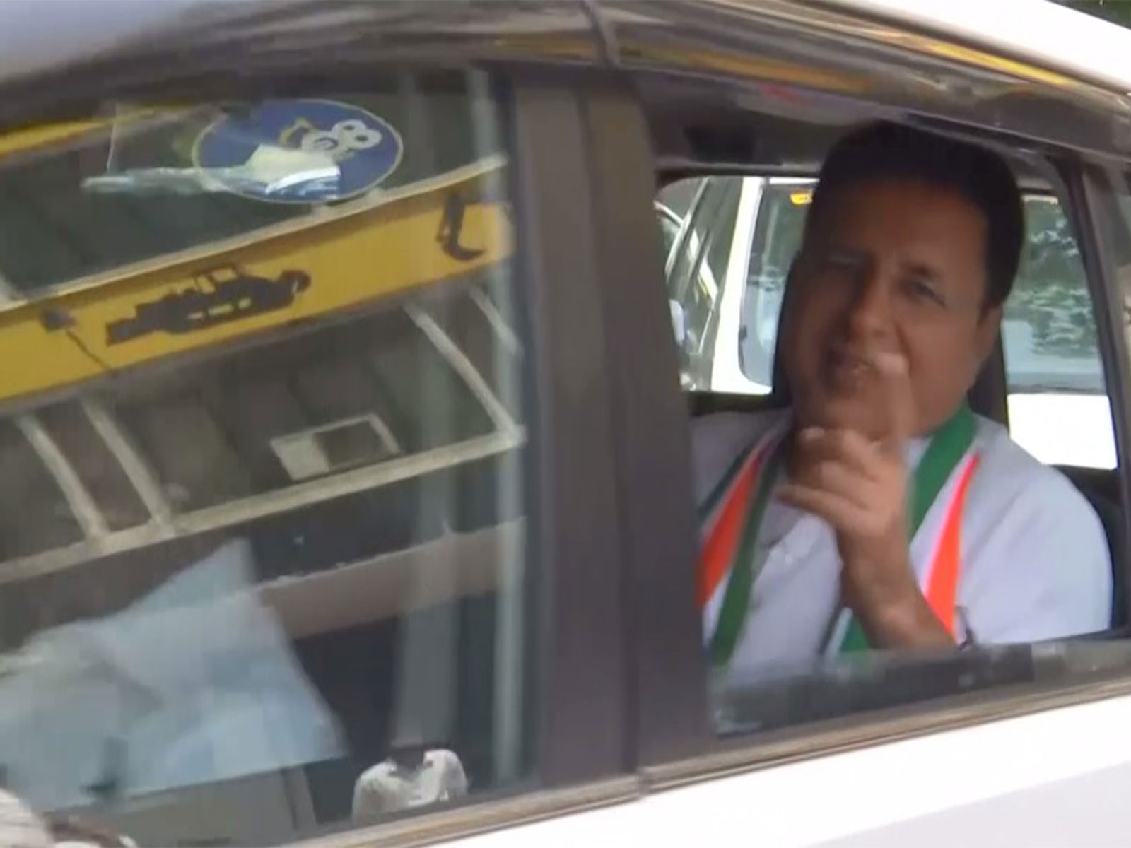 Randeep Surjewala arrives at hotel (Photo/ANI)