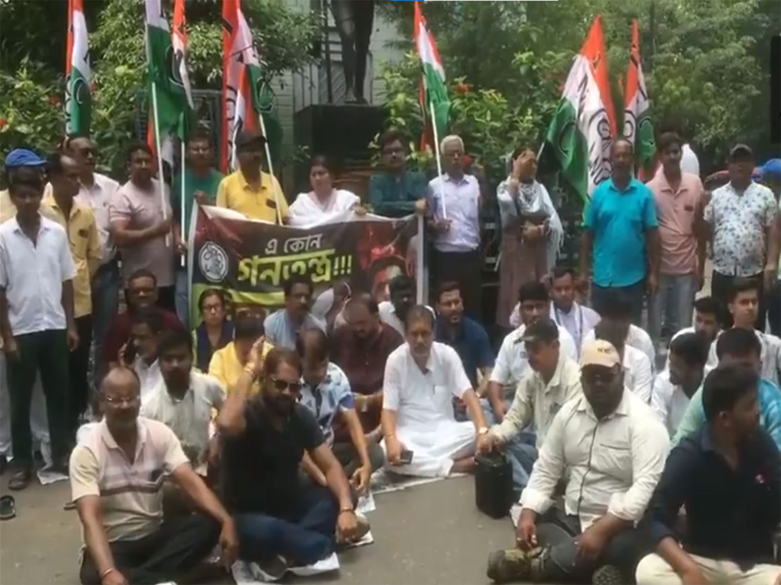 TMC workers hold protest over attack on Abhishek Banerjeeย (Photo/ANI) TMC workers hold protest over attack on Abhishek Banerjeeย (Photo/ANI)