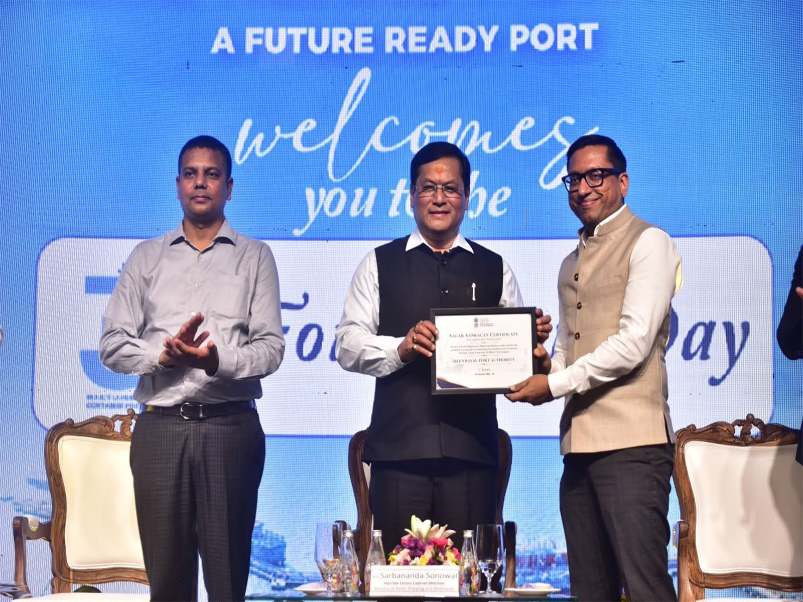 DPA Kandla receives 'Sagar Aankalan' Award from Sarbananda Sonowal (Photo: Kandla Port)