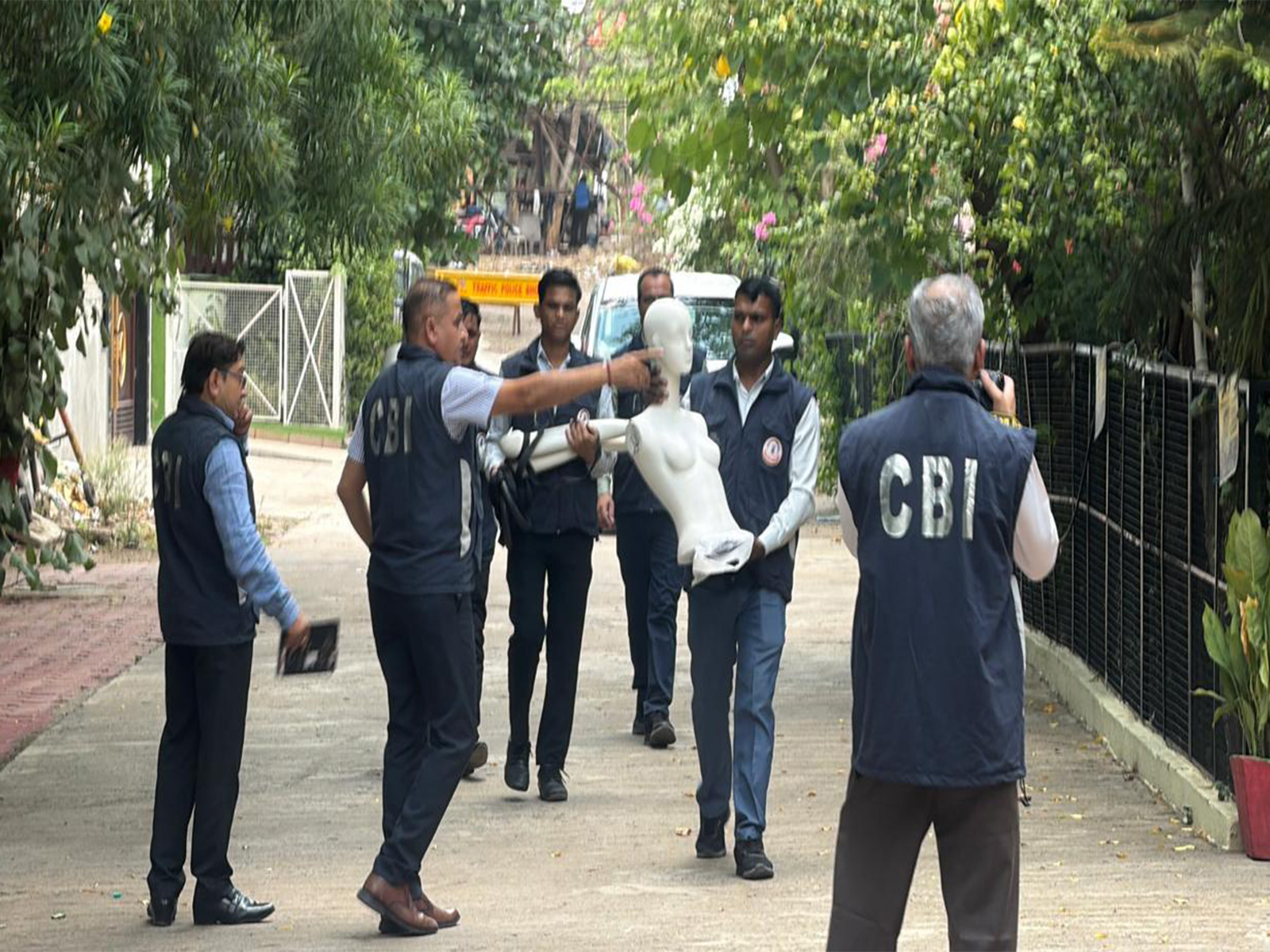 CBI officials carry dummy to recreate the crime scene (Photo/ANI) CBI officials carry dummy to recreate the crime scene (Photo/ANI)