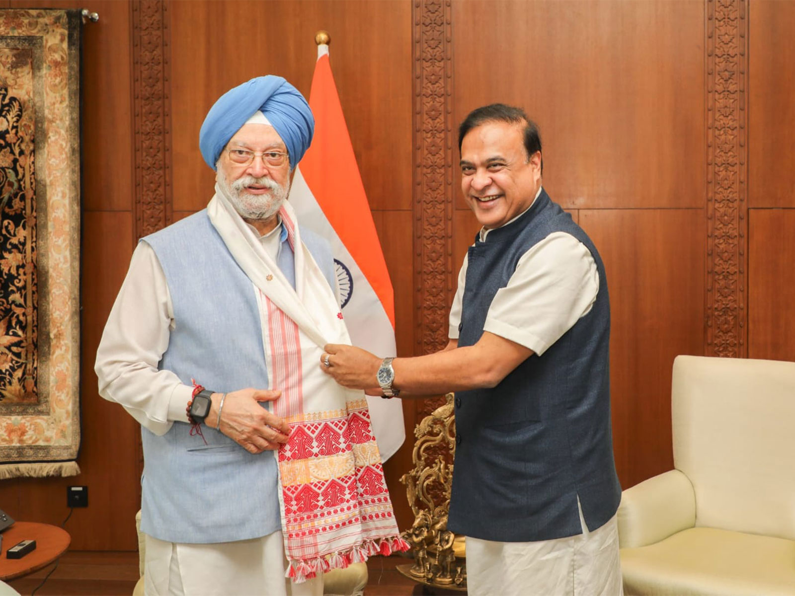Assam CM Himanta Biswa Sarma met Union Minister for Petroleum and Natural Gas Hardeep Singh Puri (Photo/X@himantabiswa)