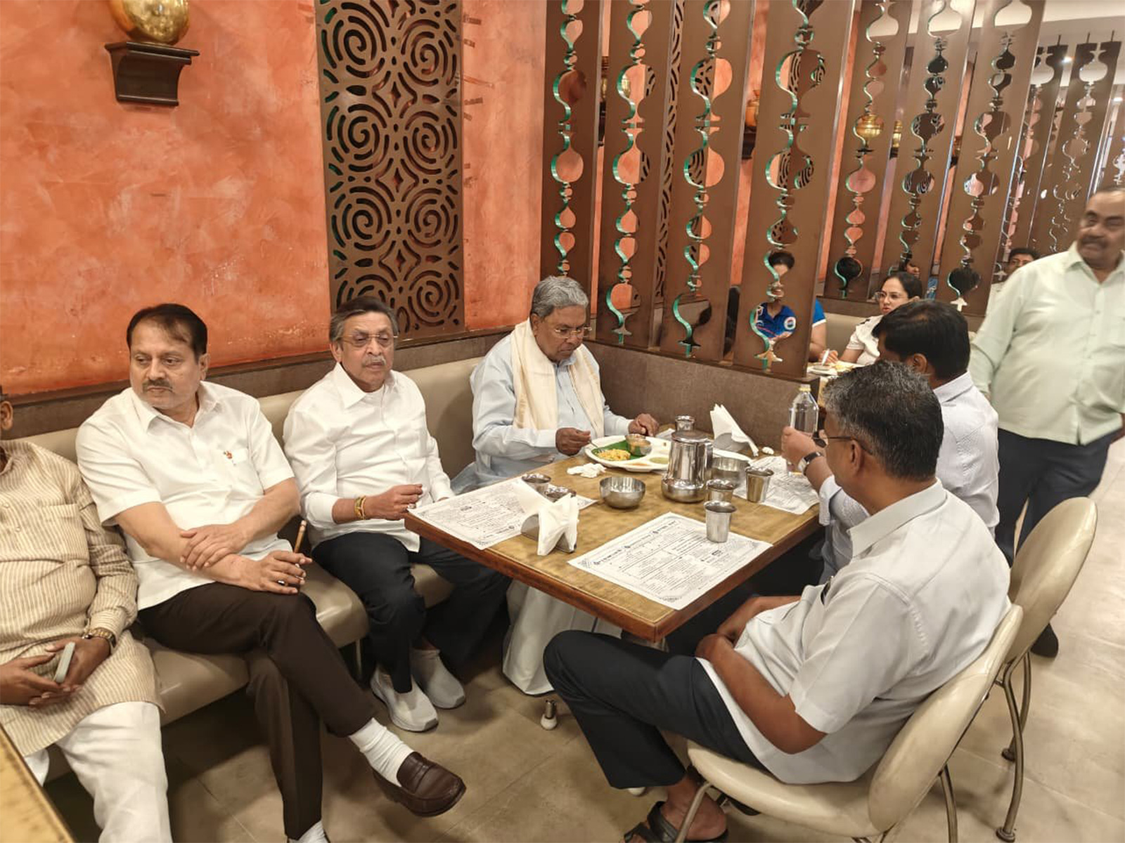 Karnataka CM Siddaramaiah visits Saravana Bhavan in Delhi to have a meal. (Photo/SiddaramaiahOffice)