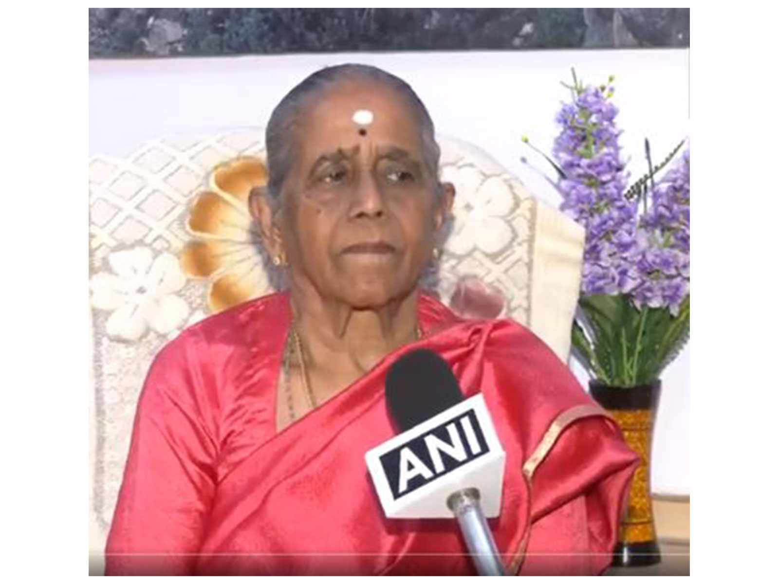Congress Karnataka leader D K Shivakumar's school teacher (Photo/ANI) Congress Karnataka leader D K Shivakumar's school teacher (Photo/ANI)
