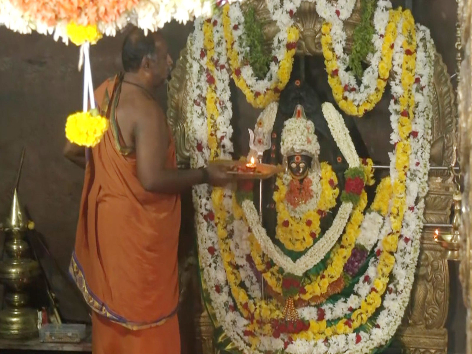 Speacial prayers being held at a temple in Kanakpura ahead of DK Shivakumar's swearing-in ceremony (Photo/ANI)