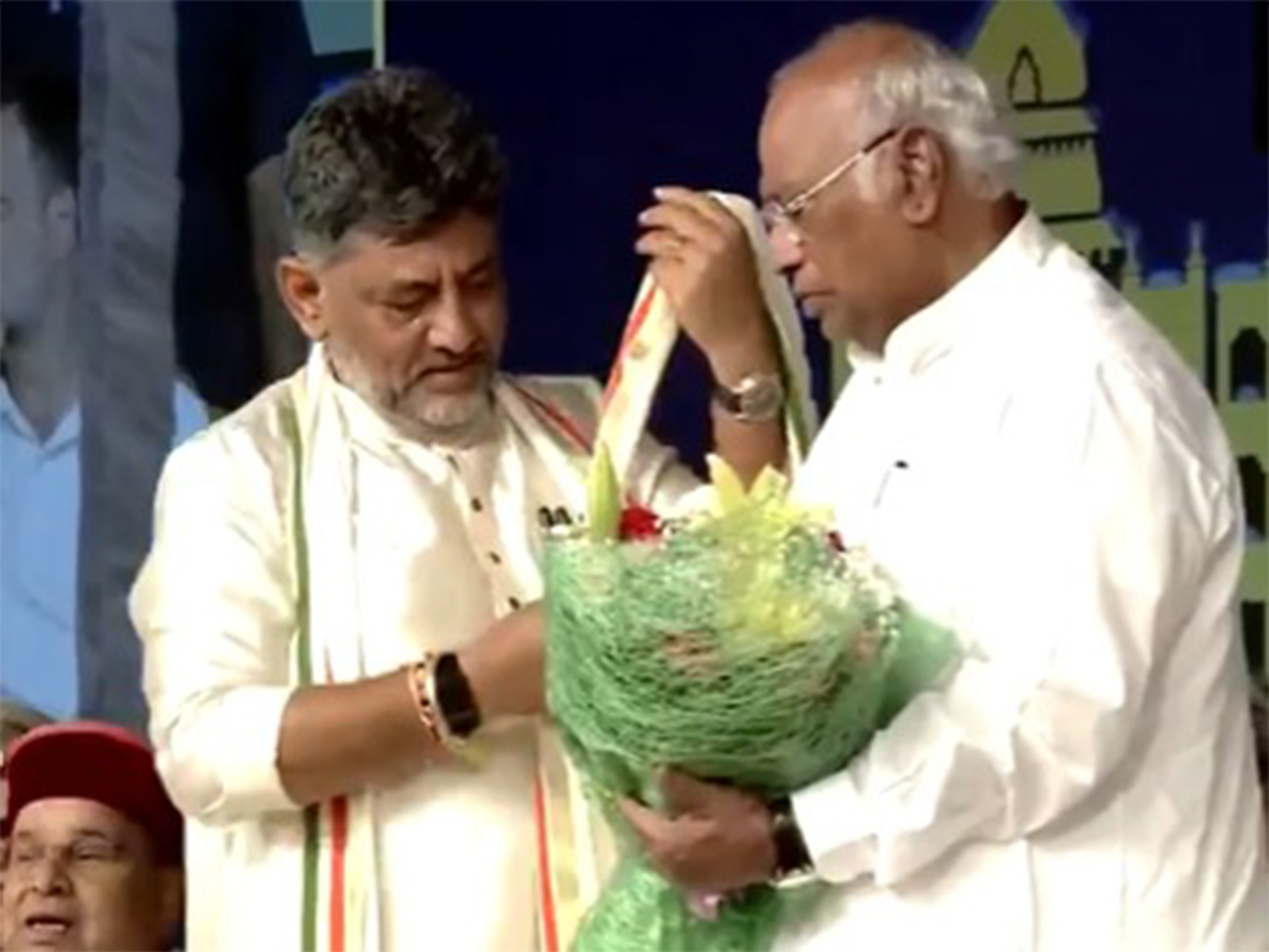 Karnatata CM Designate DK Shivakumar and  Congress President Mallikarjun Kharge (Photo/ANI)