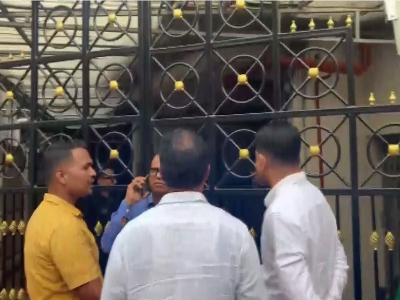 ED offcials arrive at Abhishek Banerjee's house in Kolkata (Photo/ANI)