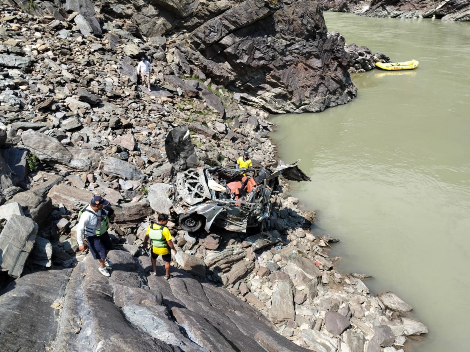 Car falls into deep gorge in Tehri Garhwal (Photo/SDRF)