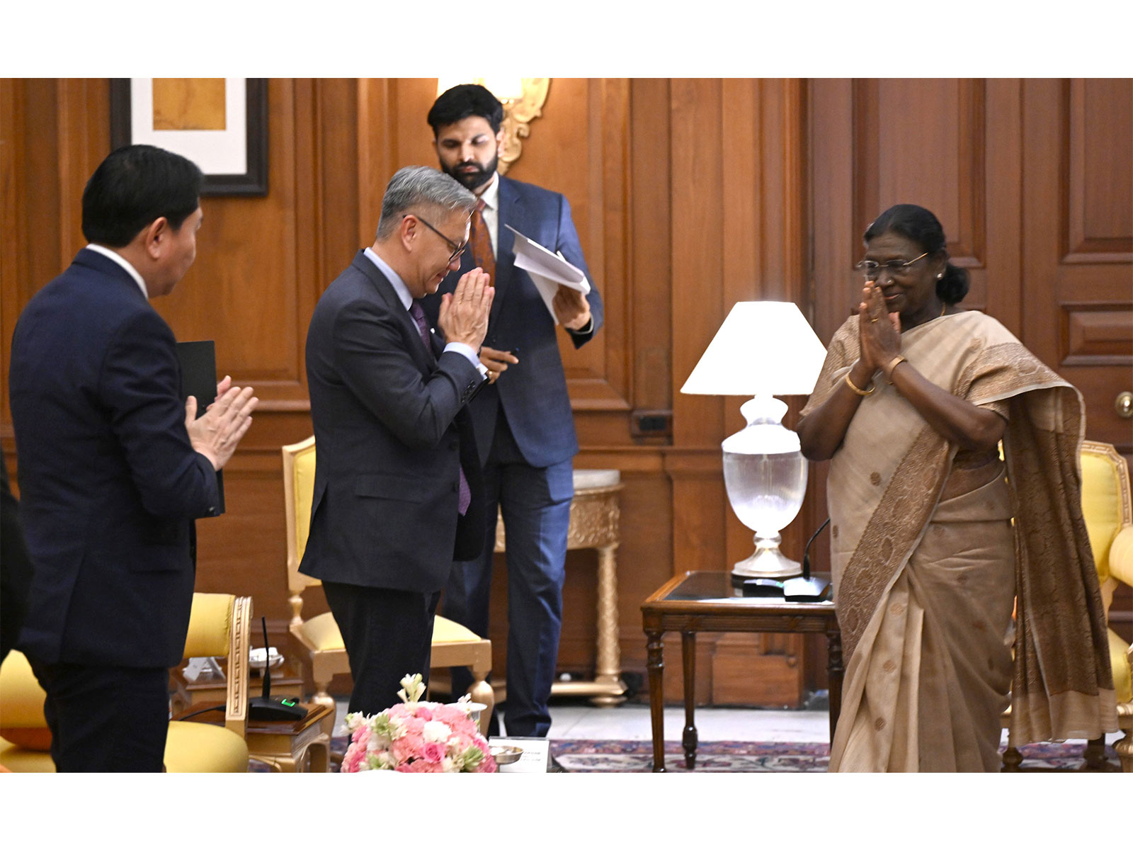Laos Deputy PM Phomvihane calls on President Murmu (Photo/X@rashtrapatibhvn)