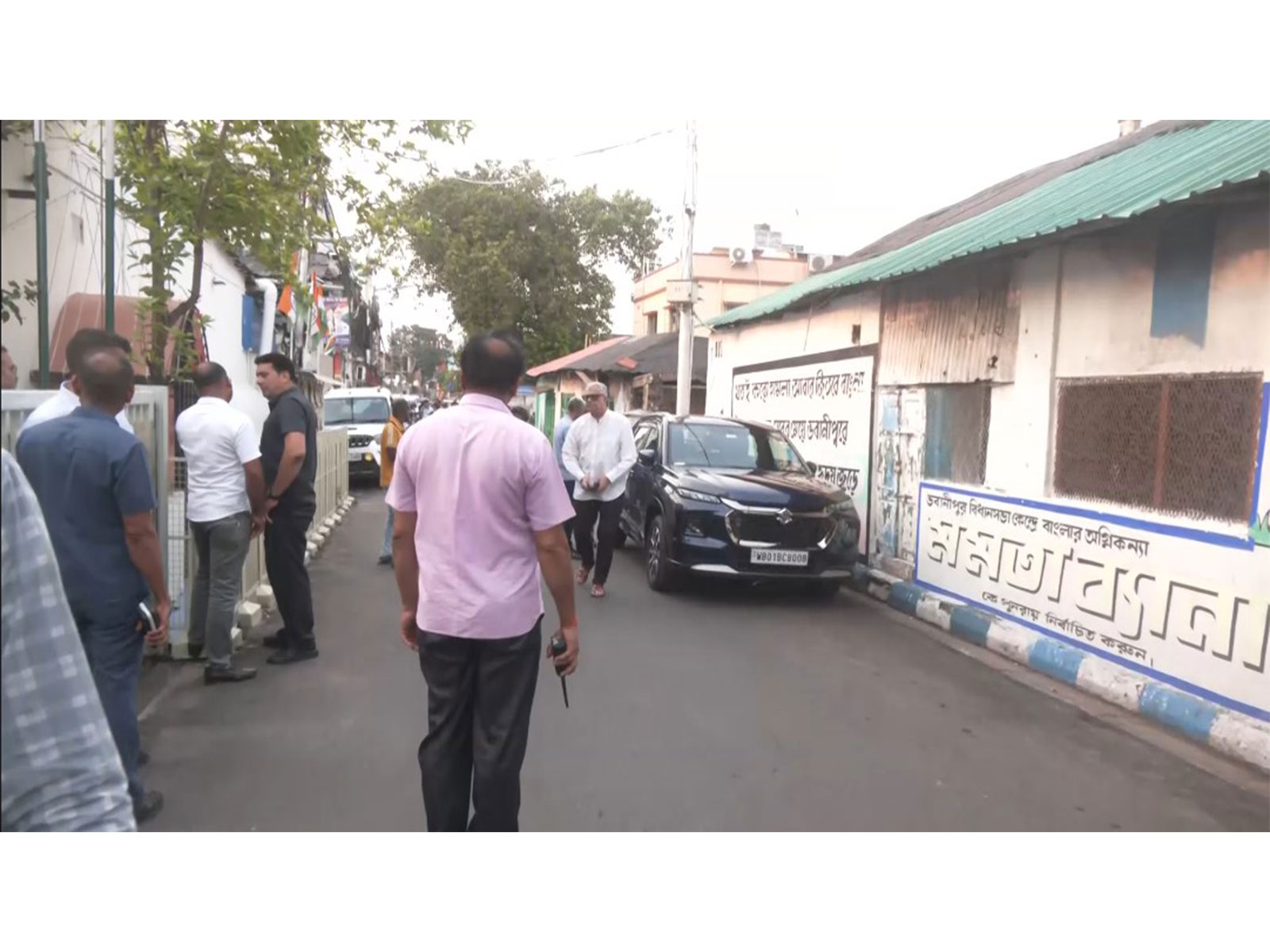 TMC MLAs, MPs arrive at Mamata Banerjee's residence (Photo/ANI)