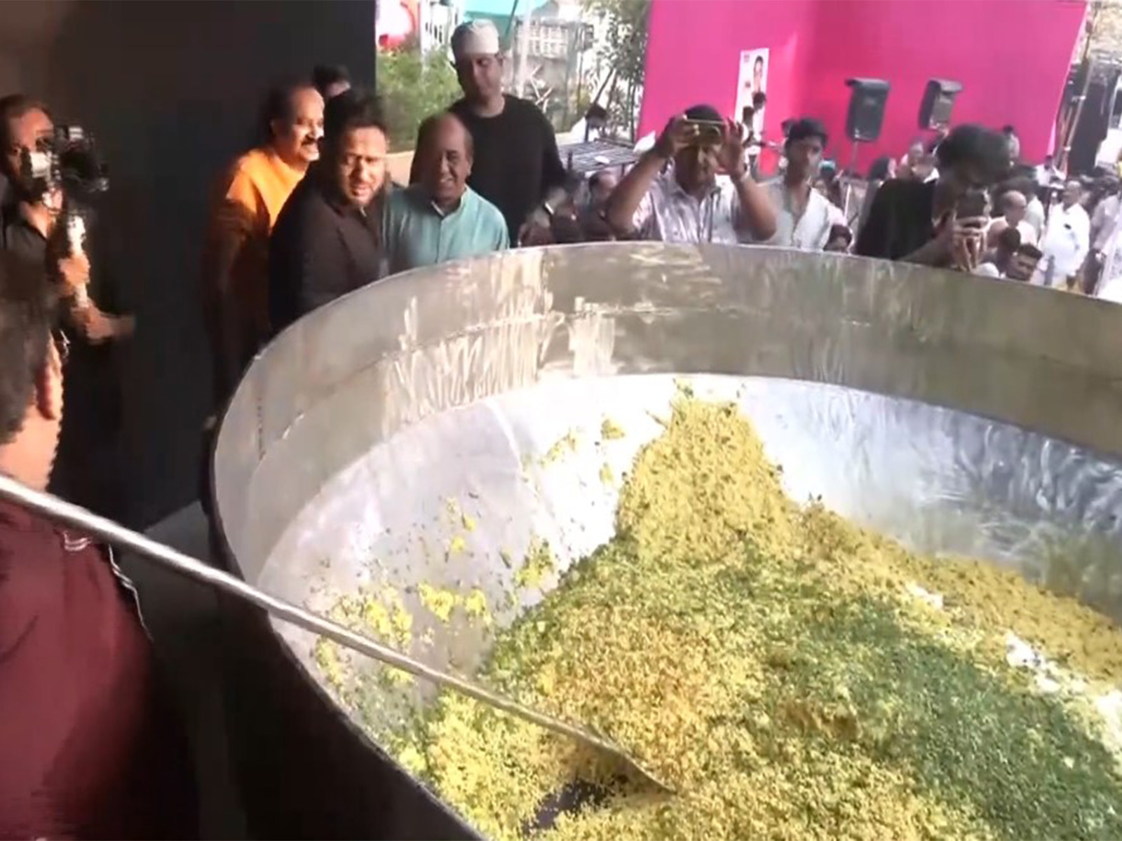 Chef Manohar preparing Nagpur's 'tarri poha' (Photo/ANI)