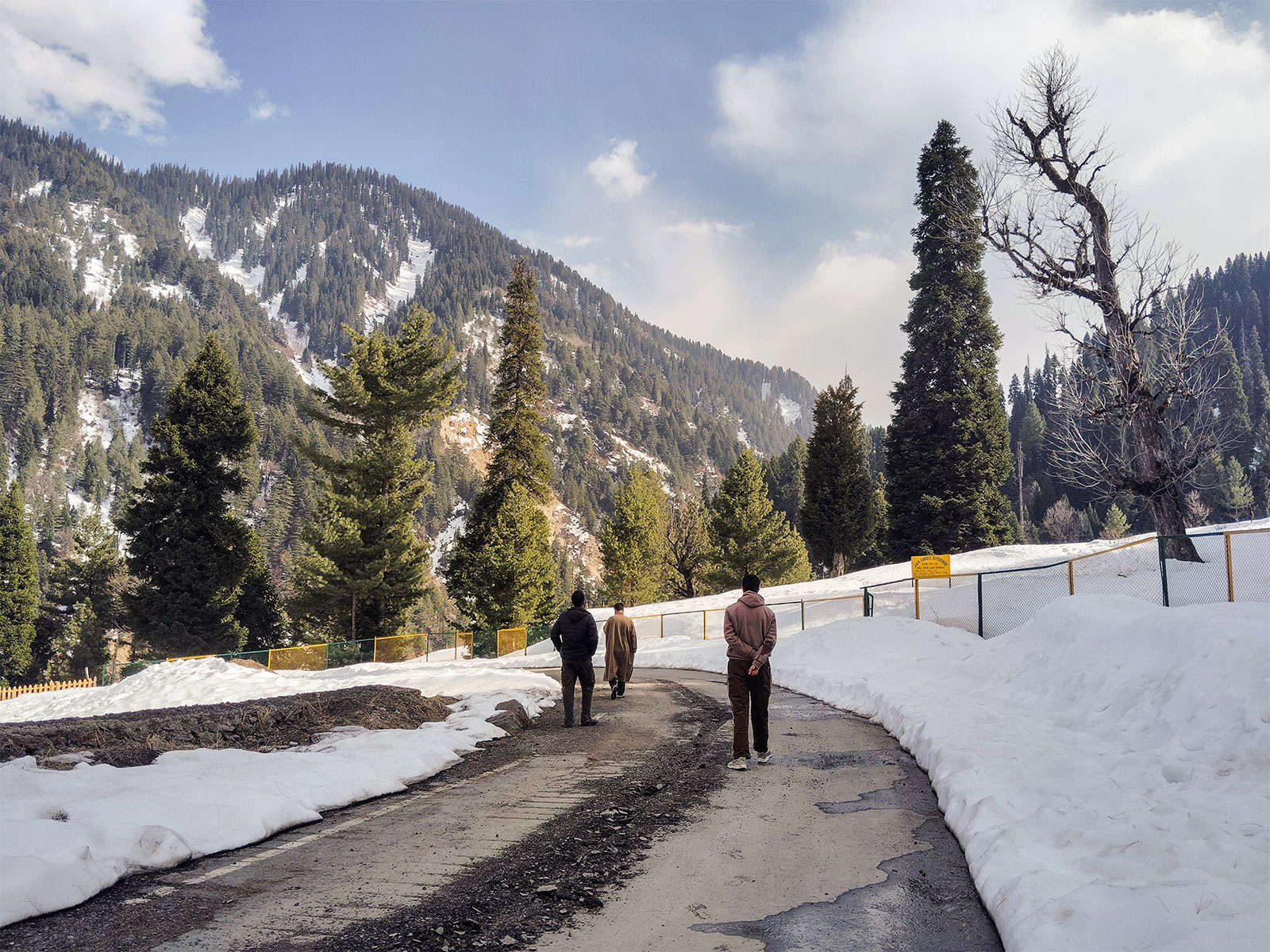 Road area covered with snow at Tee Pee Travel Post (TP) area of Karnah, in North Kashmir’s Kupwara  (File photo/ANI)