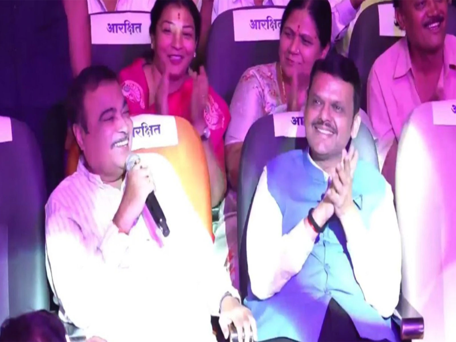 Maharashtra CM Devendra Fadnavis, Union Minister Nitin Gadkari sing at 'Khasdar Krida Mahotsav' closing ceremony (Photo/Facebook@KhasdarKridaMahotsav) Maharashtra CM Devendra Fadnavis, Union Minister Nitin Gadkari sing at 'Khasdar Krida Mahotsav' closing ceremony (Photo/Facebook@KhasdarKridaMahotsav)