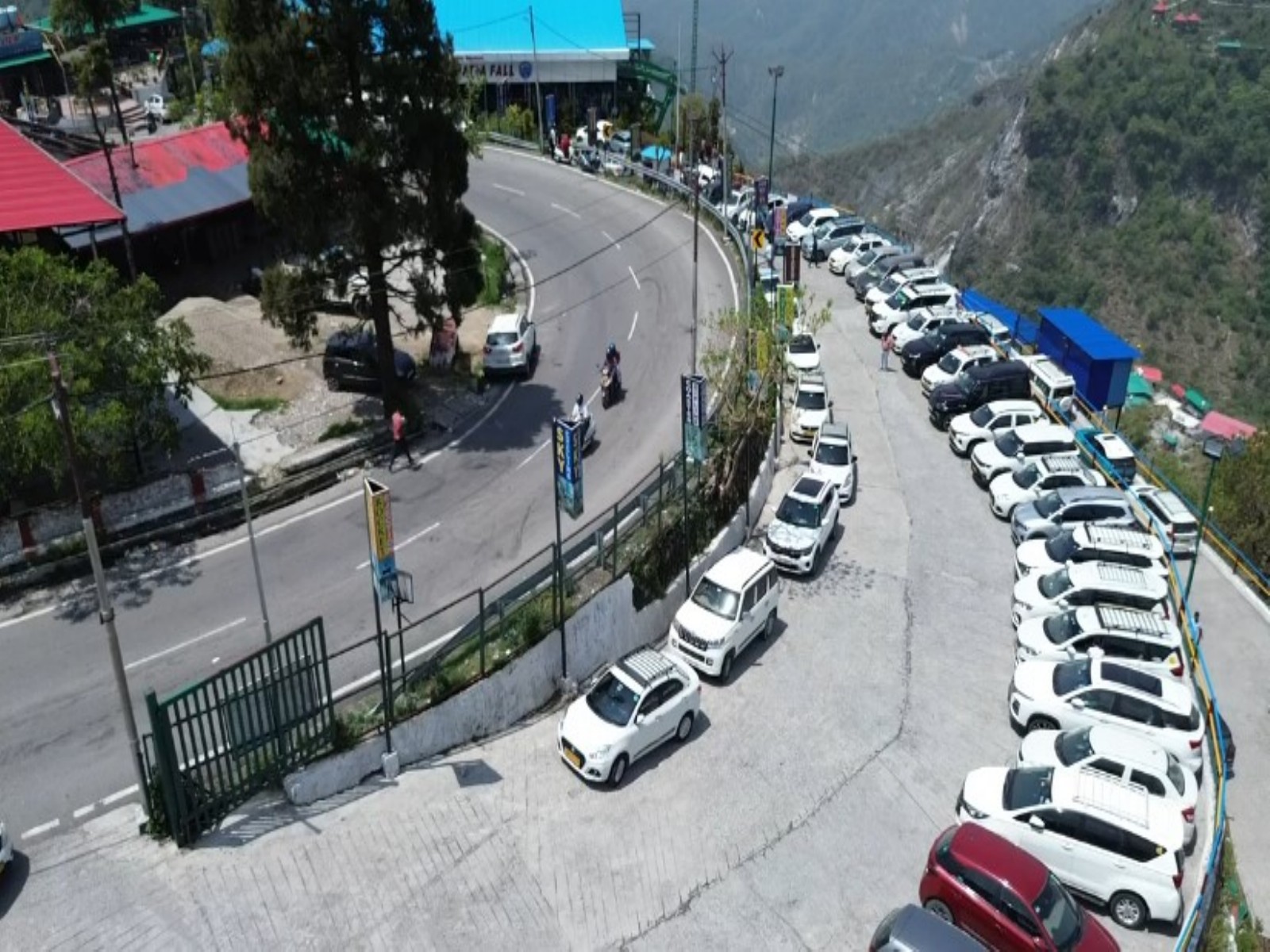 Massive tourist influx causes heavy traffic on Dehradun-Mussoorie route (Photo/ANI)